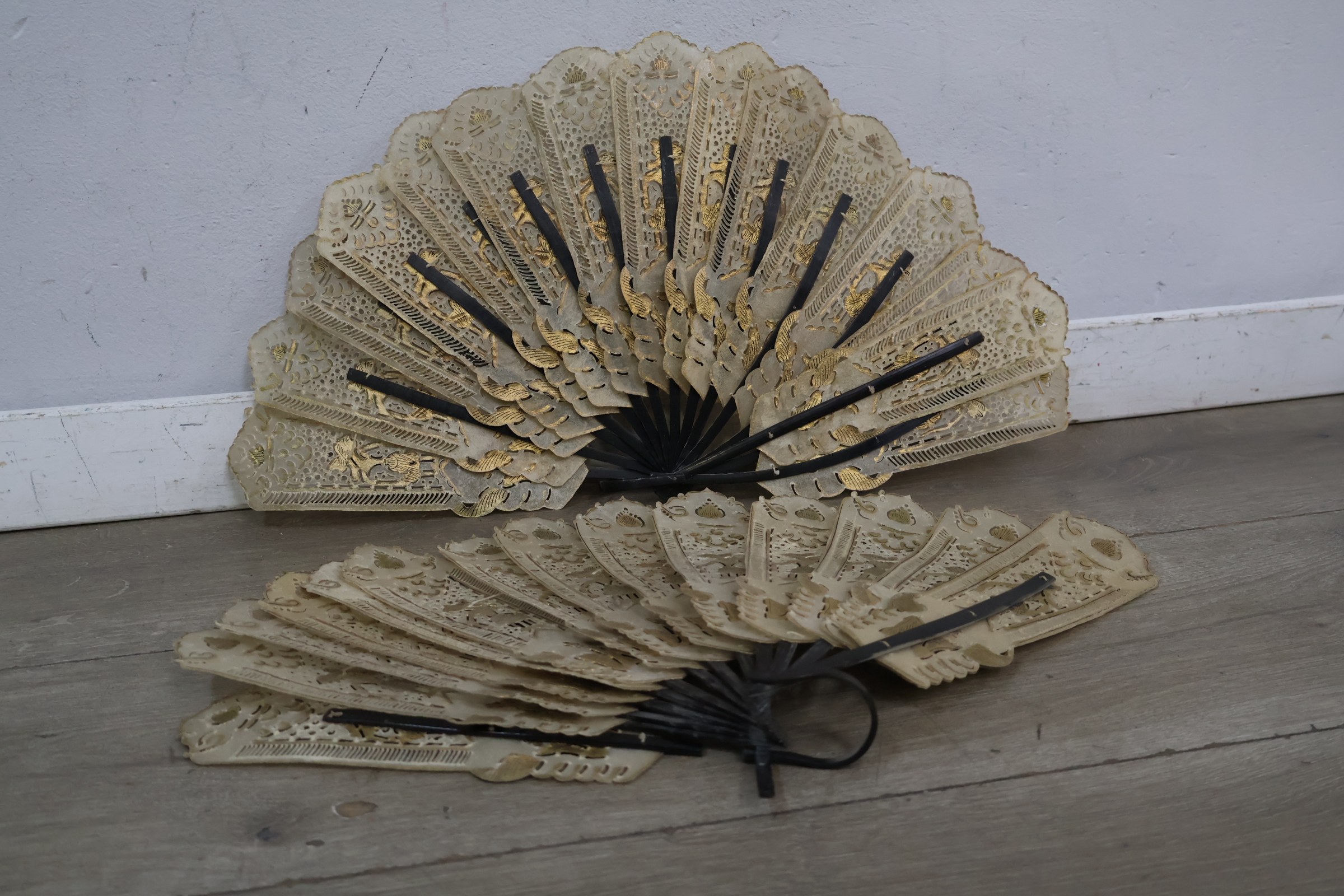 2 decoratieve waaier met goudkleurige details – foto 5 – kavel bij GSD Auctions, Zoeterwoude