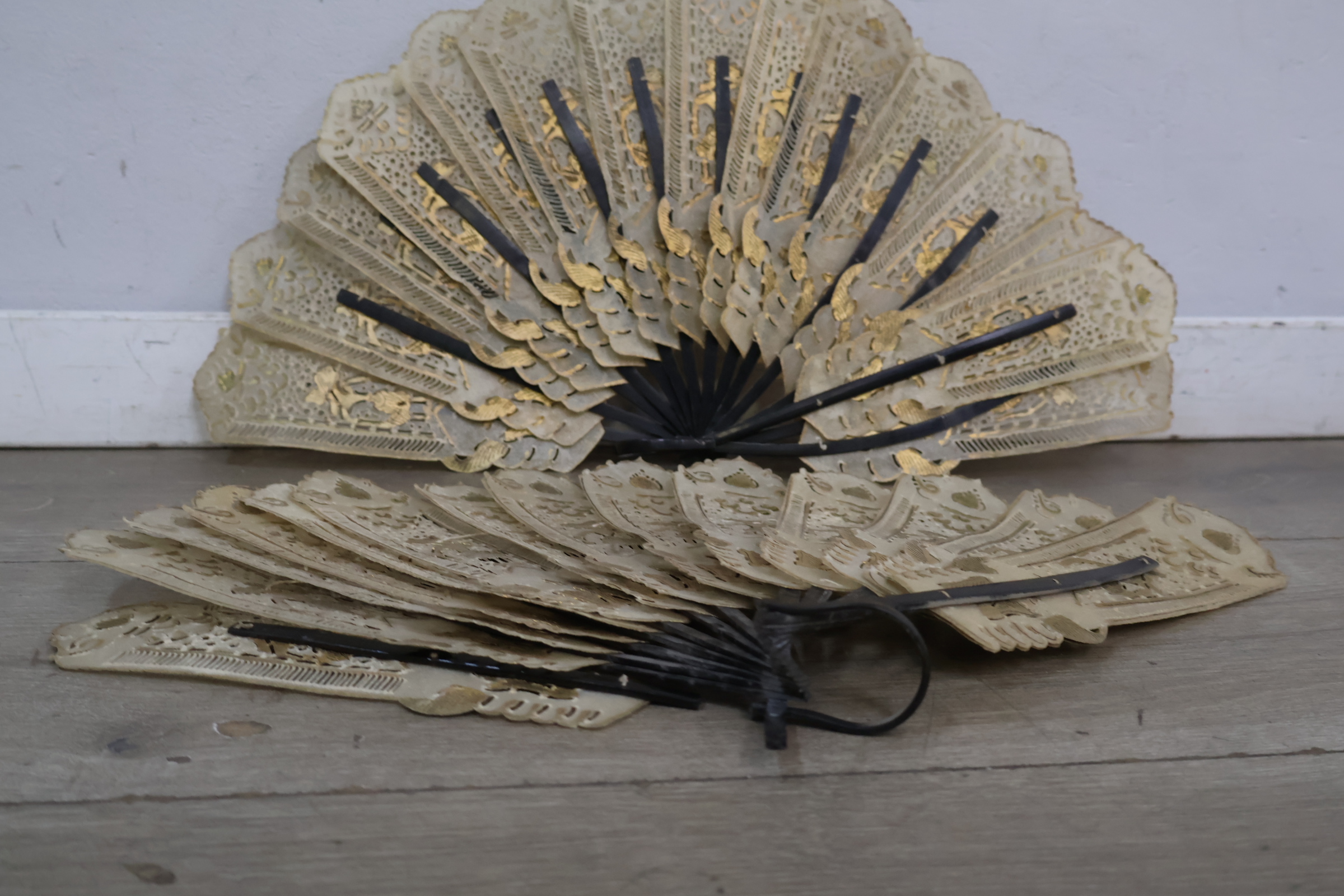 2 decoratieve waaier met goudkleurige details – foto 6 – kavel bij GSD Auctions, Zoeterwoude