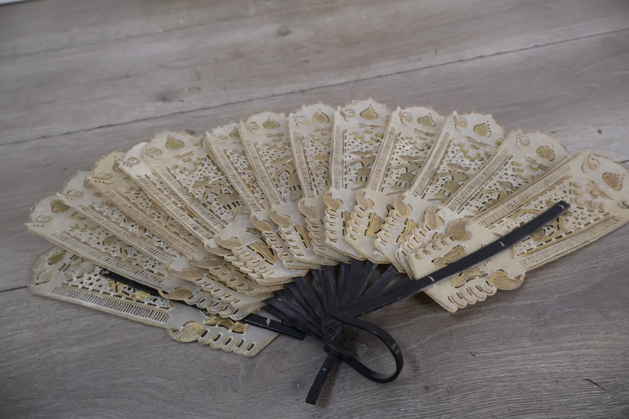 2 decoratieve waaier met goudkleurige details – foto 7 – kavel bij GSD Auctions, Zoeterwoude