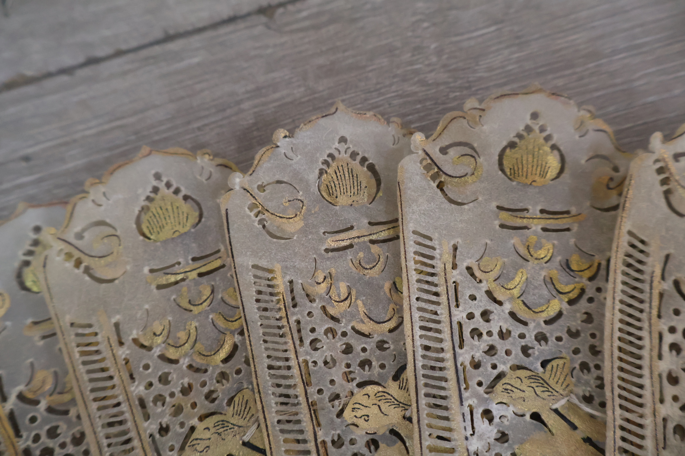 2 decoratieve waaier met goudkleurige details – foto 8 – kavel bij GSD Auctions, Zoeterwoude