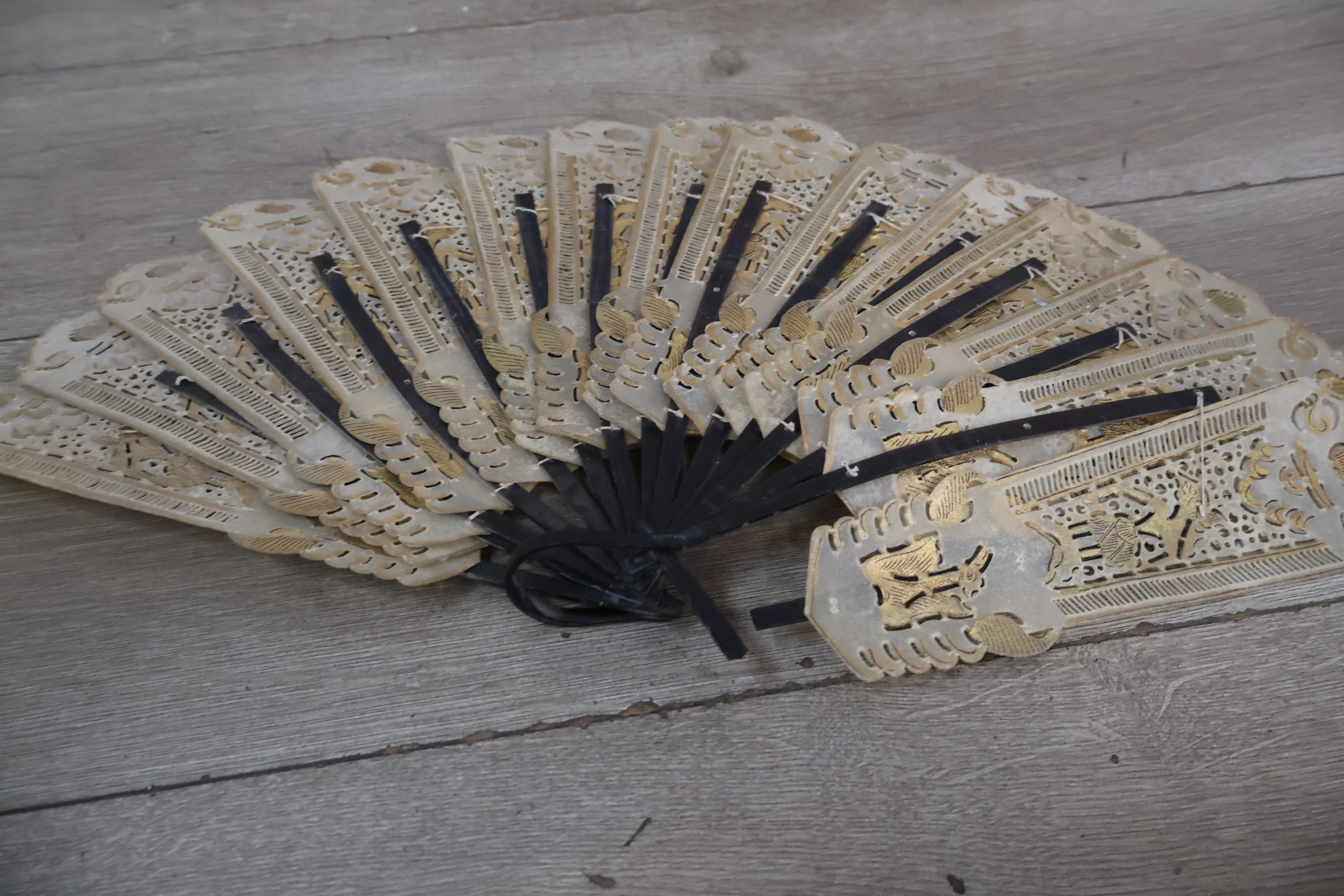 2 decoratieve waaier met goudkleurige details – foto 10 – kavel bij GSD Auctions, Zoeterwoude
