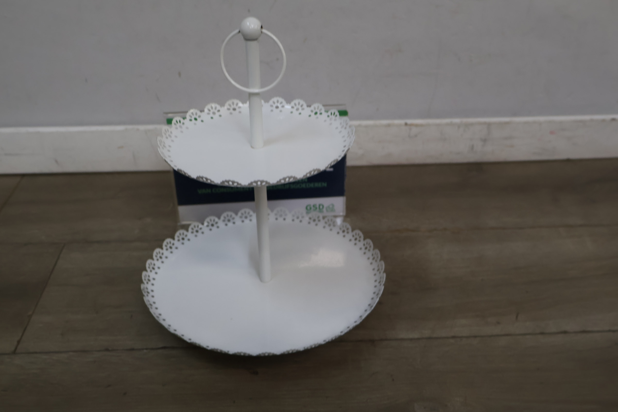 Wit metalen etagère met 2 schalen – foto 2 – kavel bij GSD Auctions, Zoeterwoude