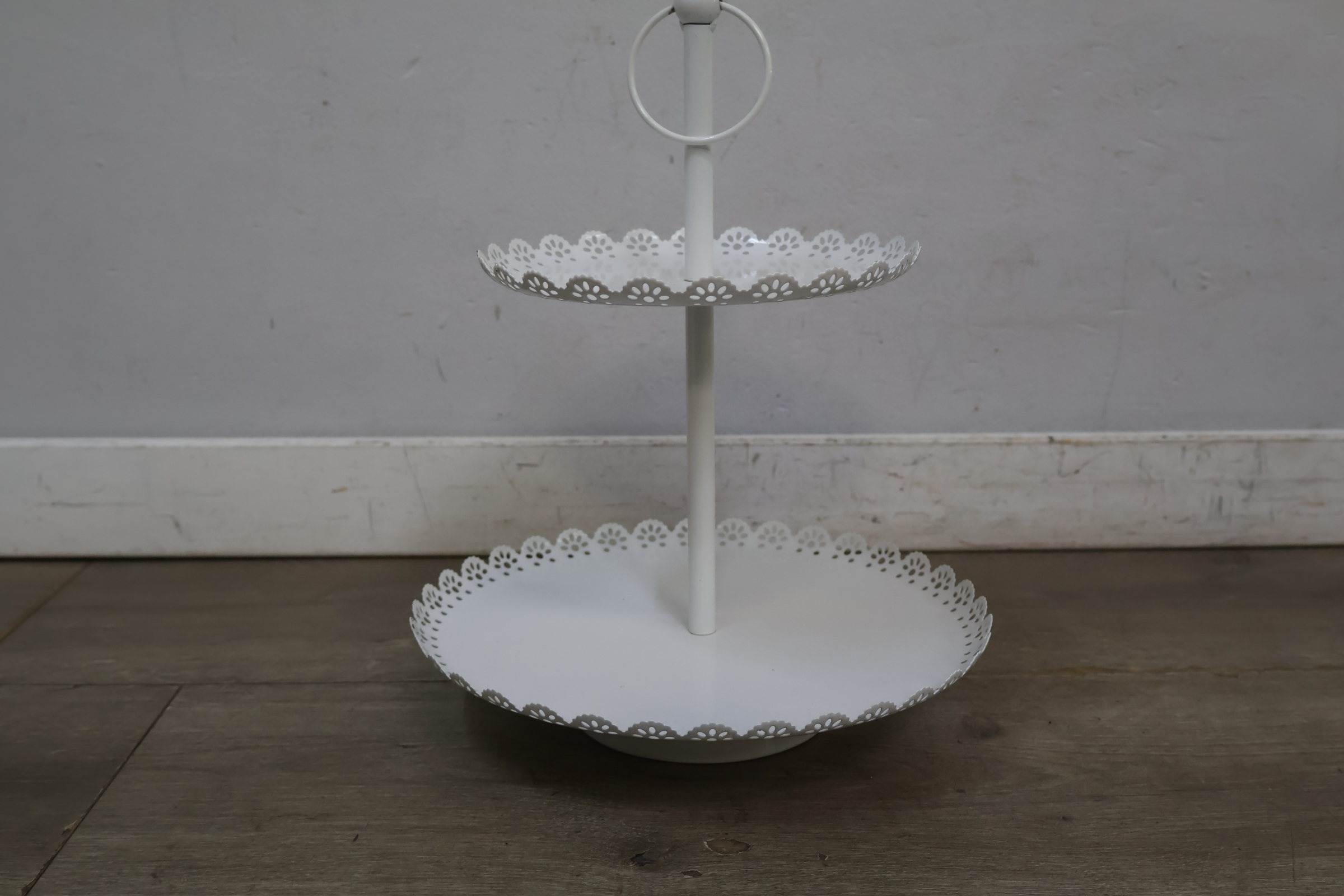 Wit metalen etagère met 2 schalen – foto 3 – kavel bij GSD Auctions, Zoeterwoude