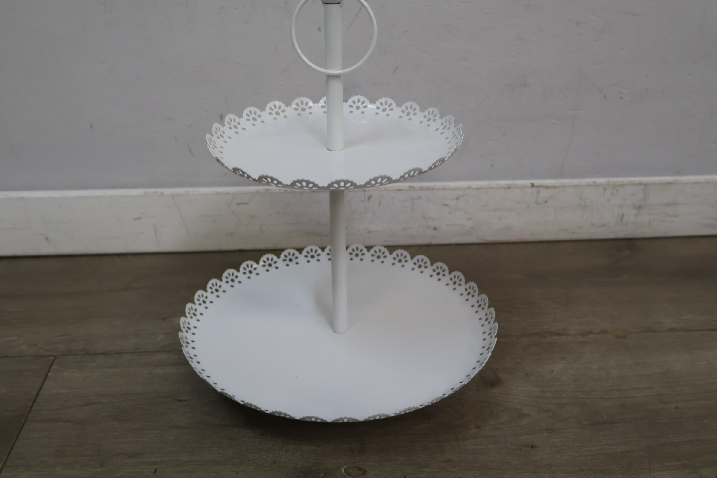 Wit metalen etagère met 2 schalen – foto 4 – kavel bij GSD Auctions, Zoeterwoude