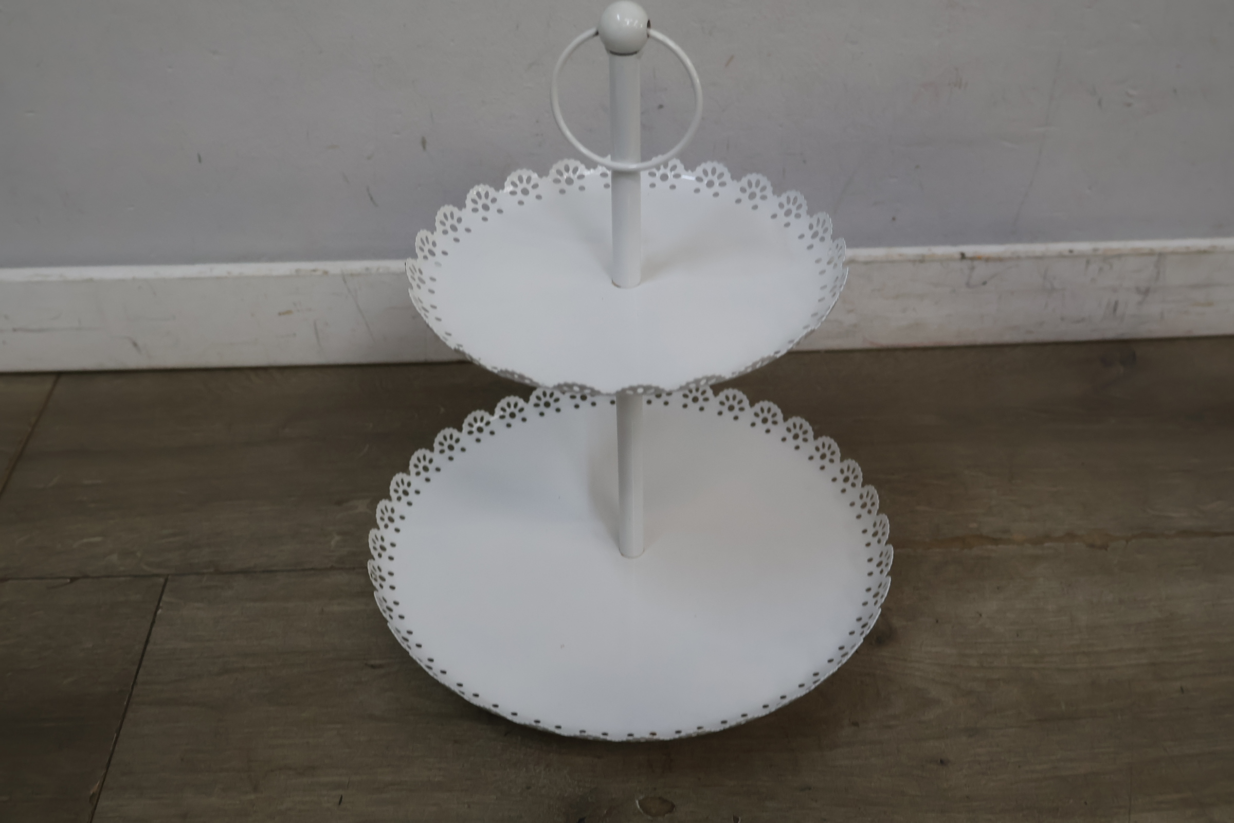 Wit metalen etagère met 2 schalen – foto 5 – kavel bij GSD Auctions, Zoeterwoude