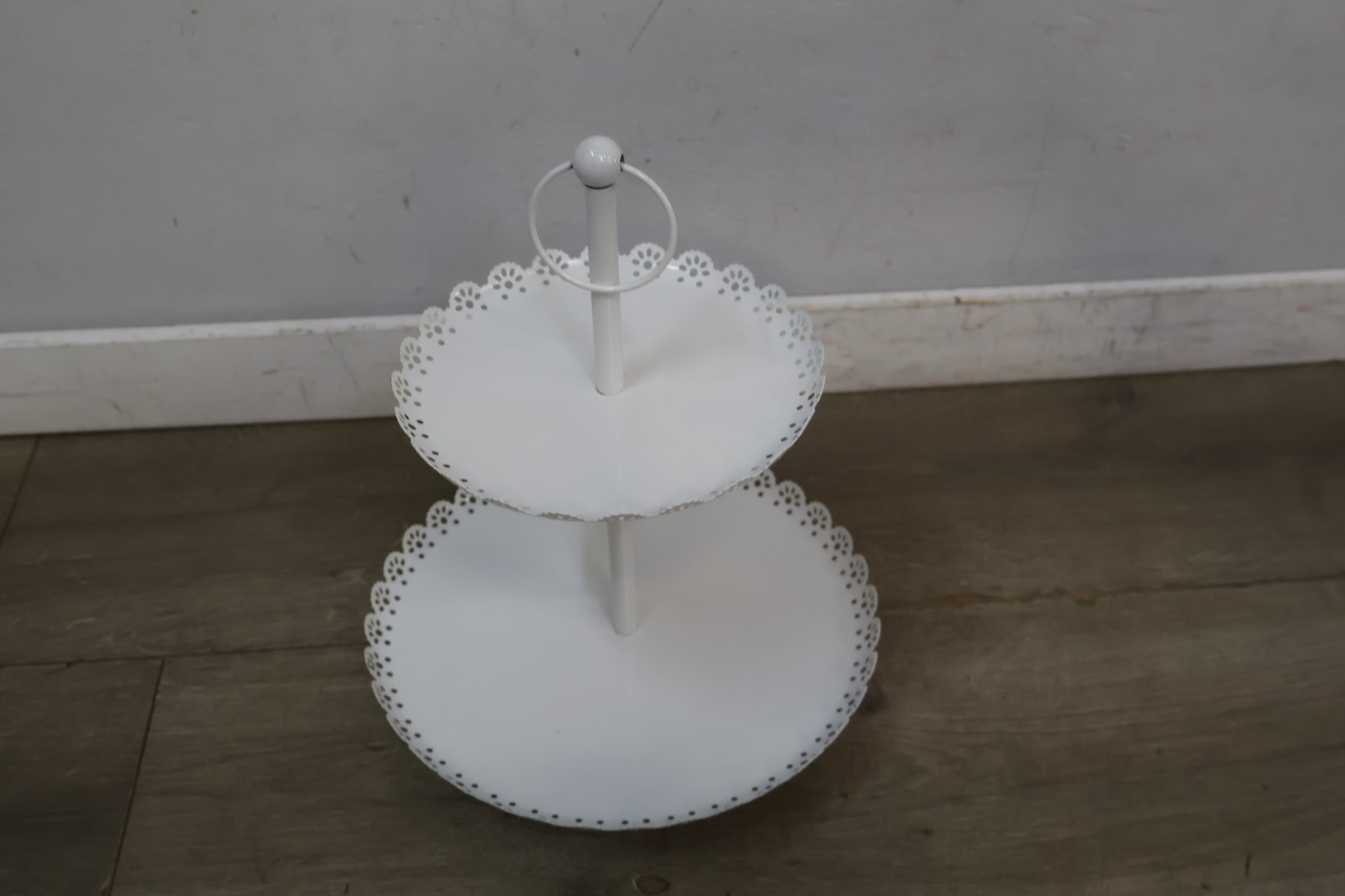 Wit metalen etagère met 2 schalen – foto 6 – kavel bij GSD Auctions, Zoeterwoude