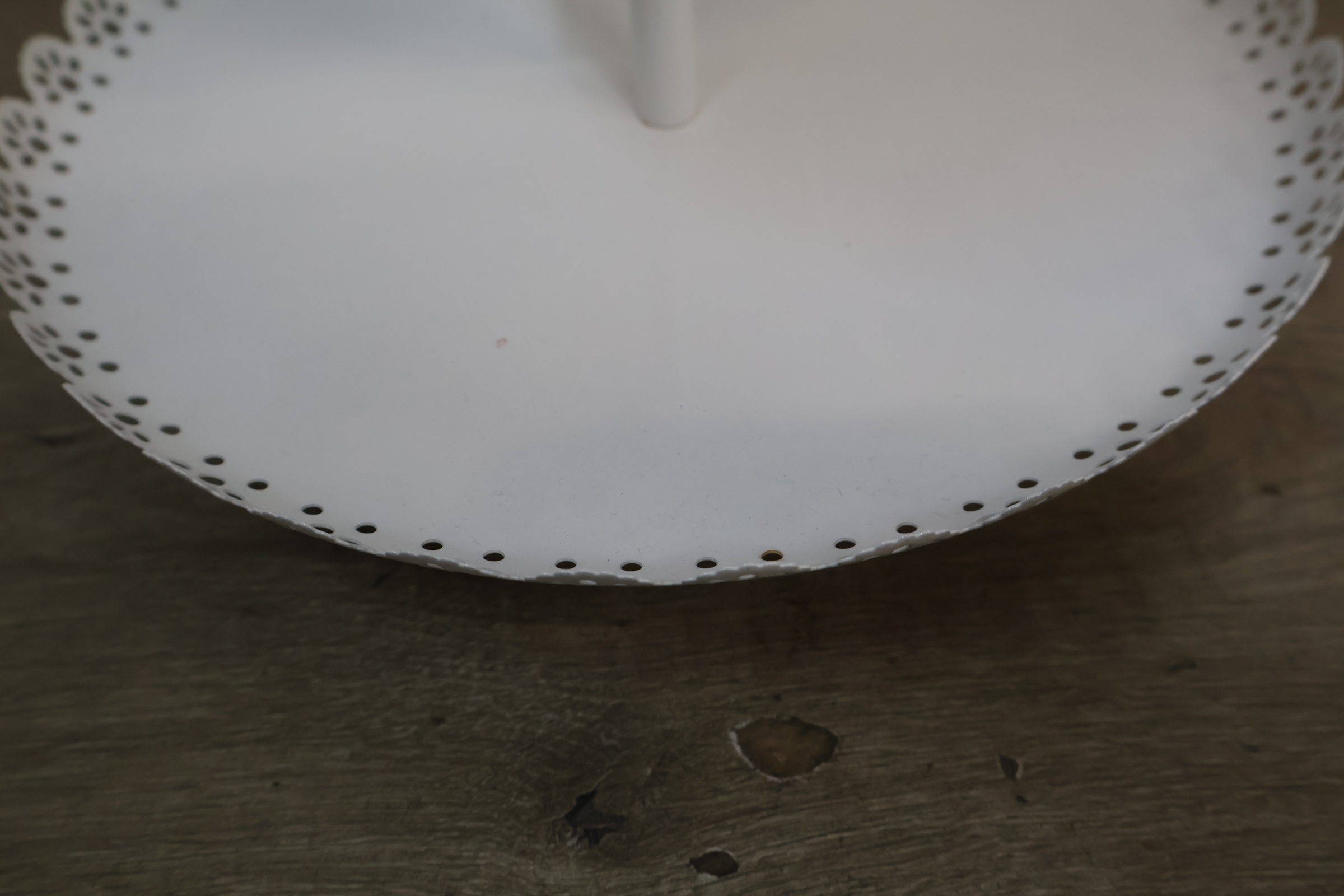 Wit metalen etagère met 2 schalen – foto 8 – kavel bij GSD Auctions, Zoeterwoude