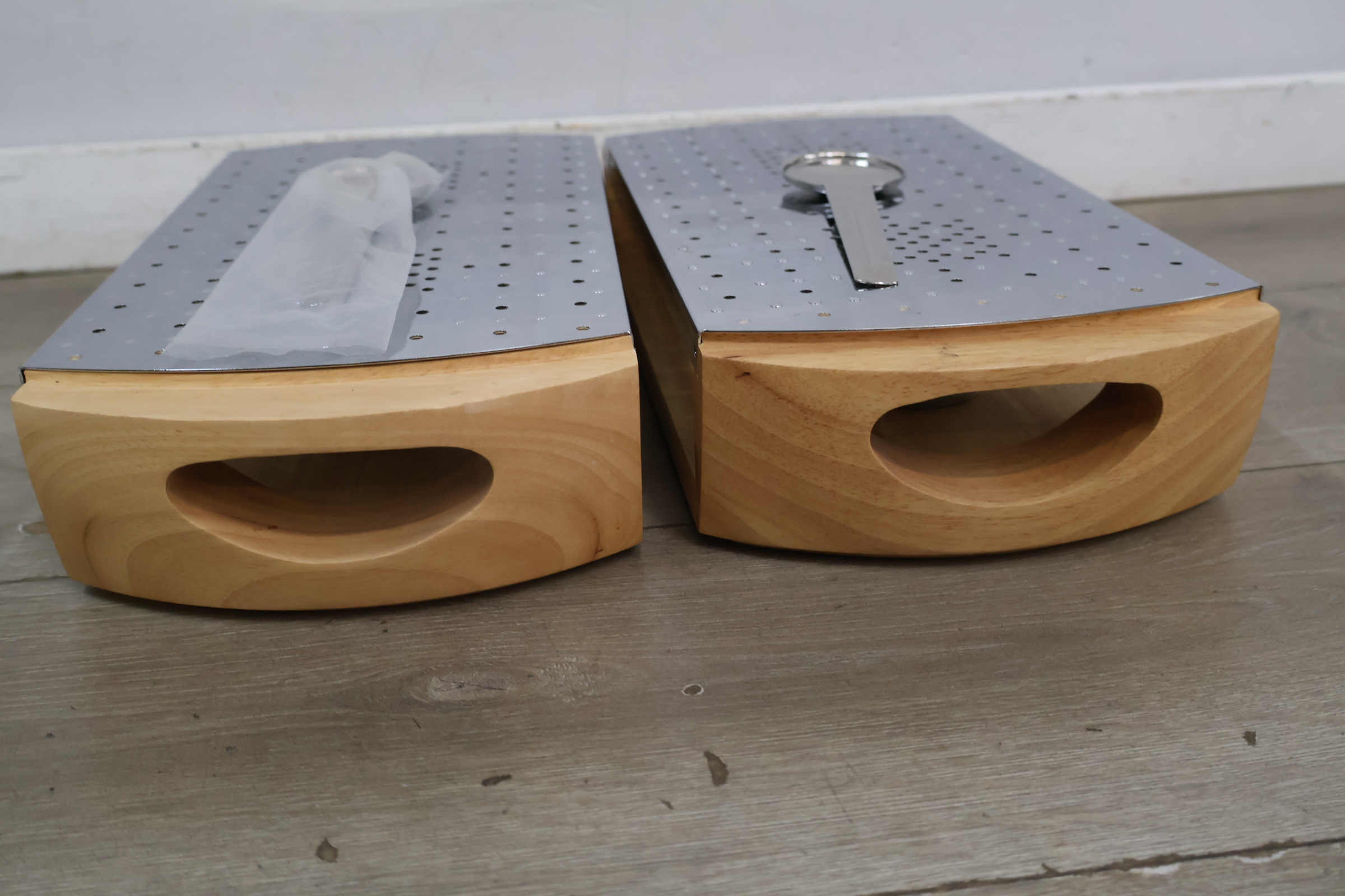 Set houten kaasraspen met RVS raspoppervlak – foto 3 – kavel bij GSD Auctions, Zoeterwoude