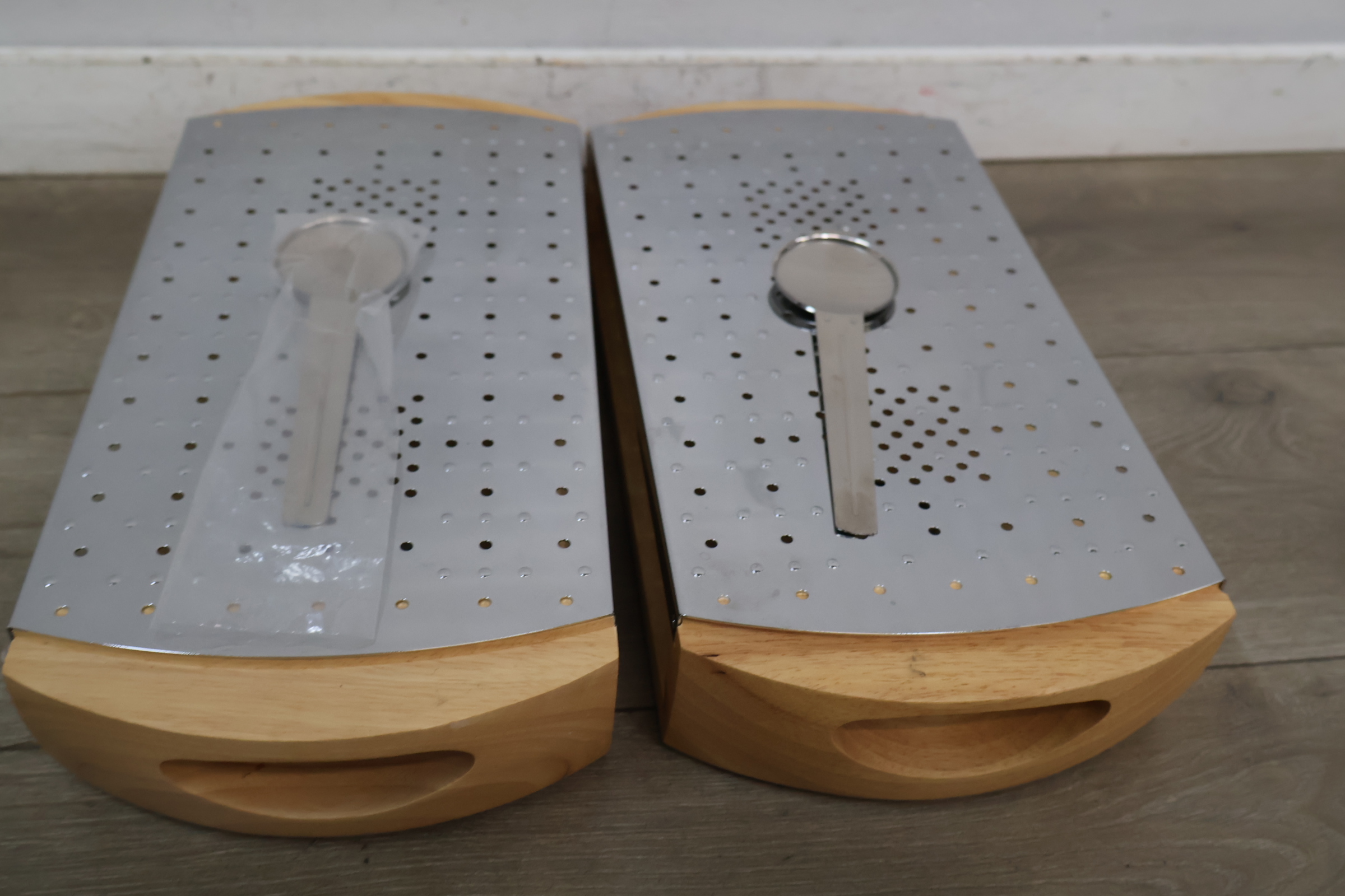 Set houten kaasraspen met RVS raspoppervlak – foto 5 – kavel bij GSD Auctions, Zoeterwoude