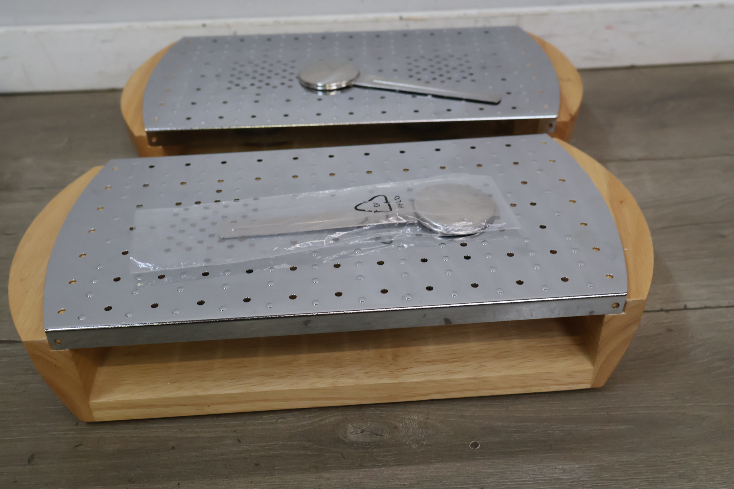 Set houten kaasraspen met RVS raspoppervlak – foto 6 – kavel bij GSD Auctions, Zoeterwoude