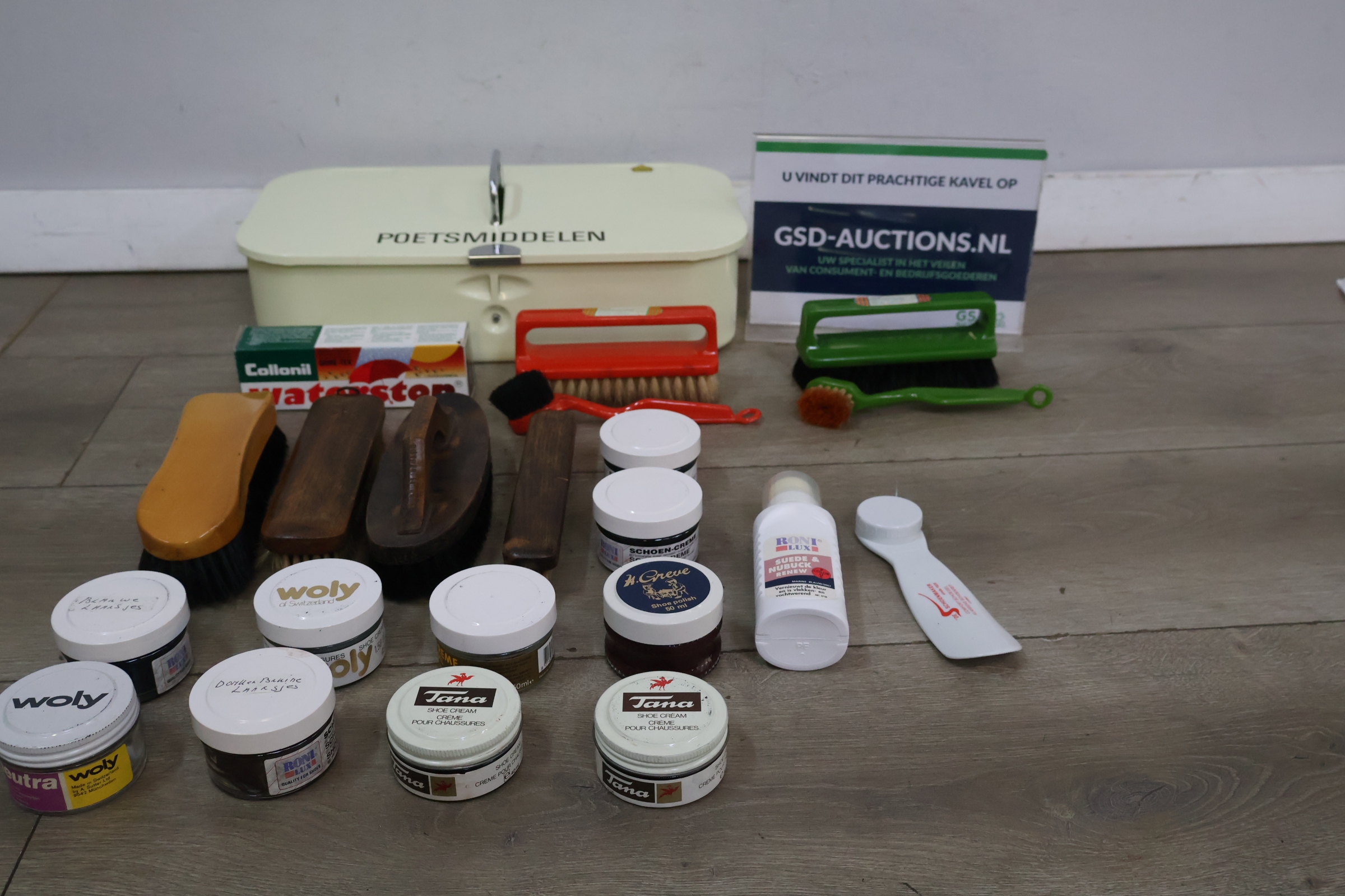 Schoenpoetsset met borstels en crèmes – kavel bij GSD Auctions, Zoeterwoude