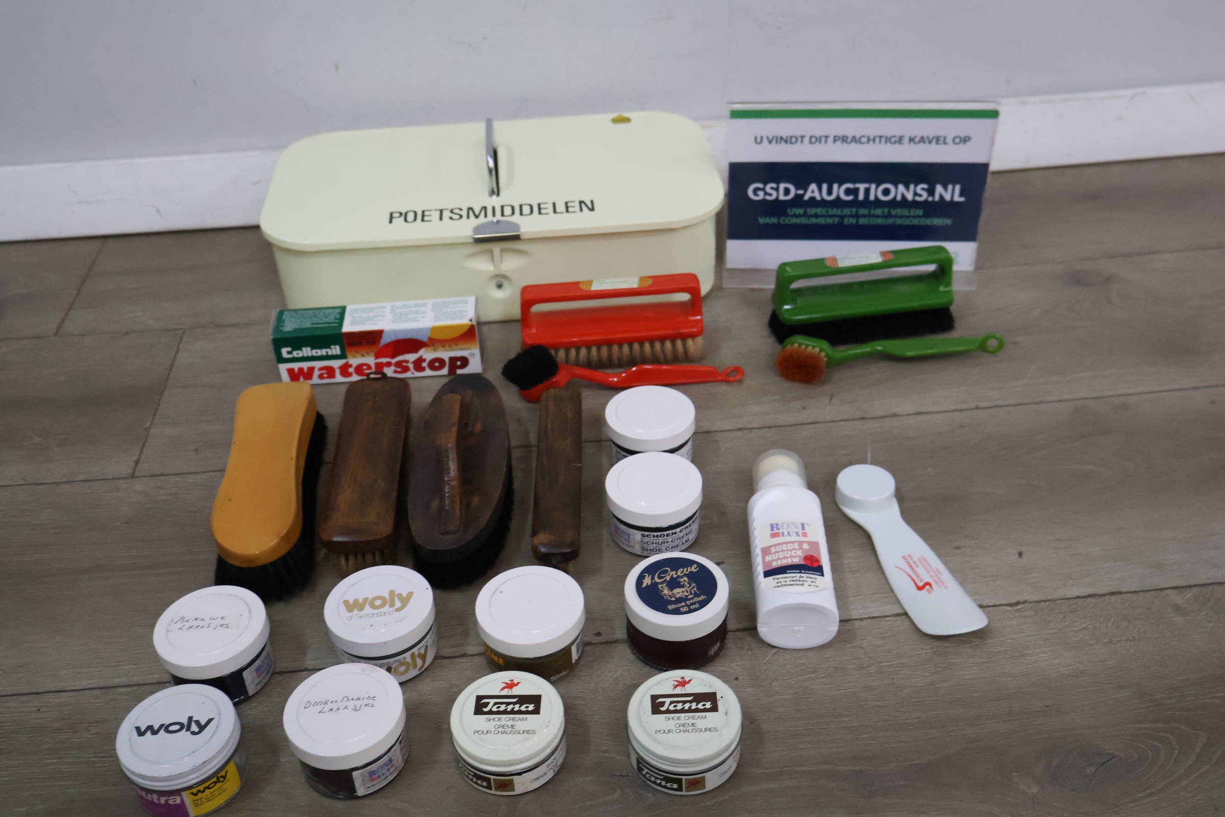 Schoenpoetsset met borstels en crèmes – foto 2 – kavel bij GSD Auctions, Zoeterwoude