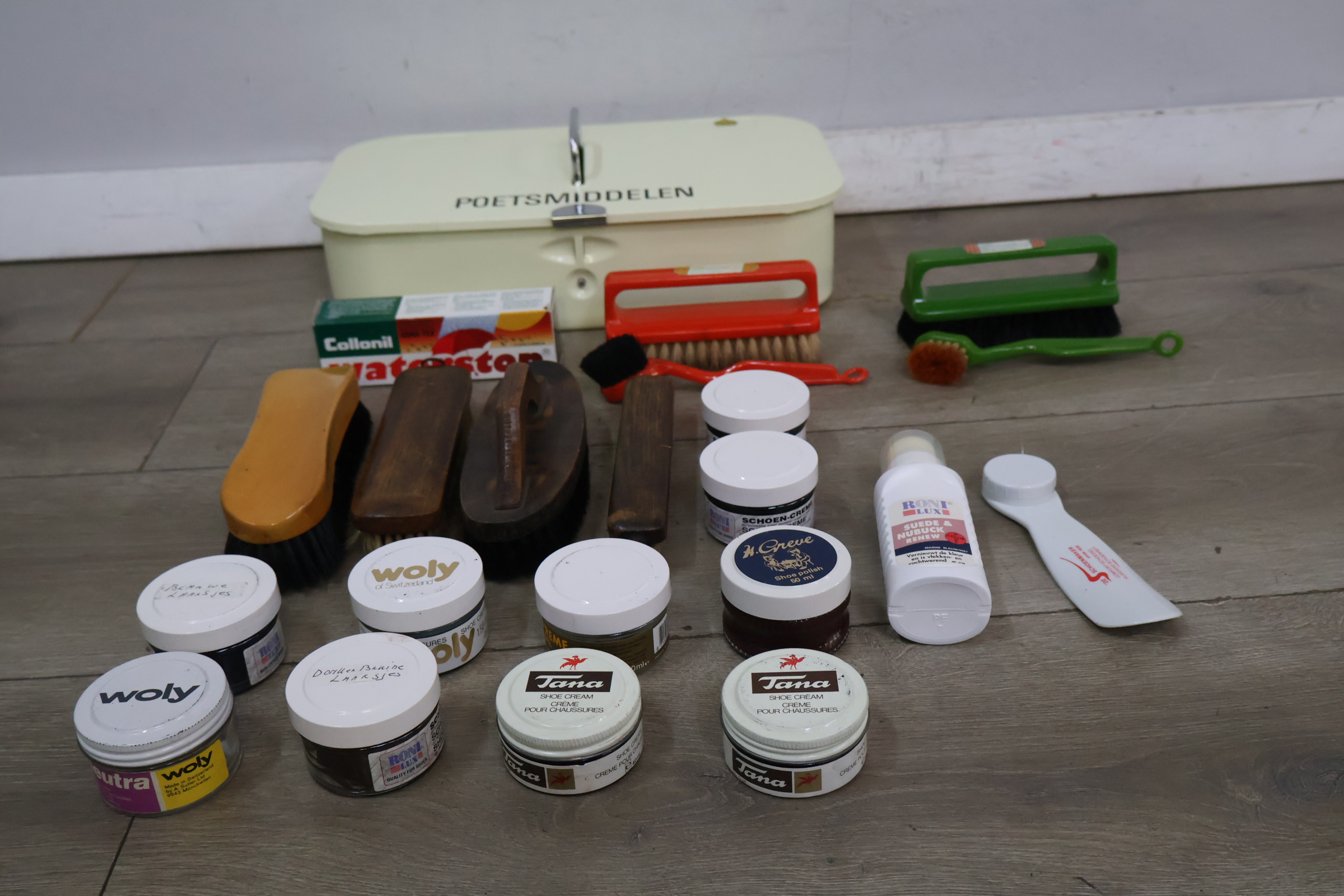 Schoenpoetsset met borstels en crèmes – foto 3 – kavel bij GSD Auctions, Zoeterwoude
