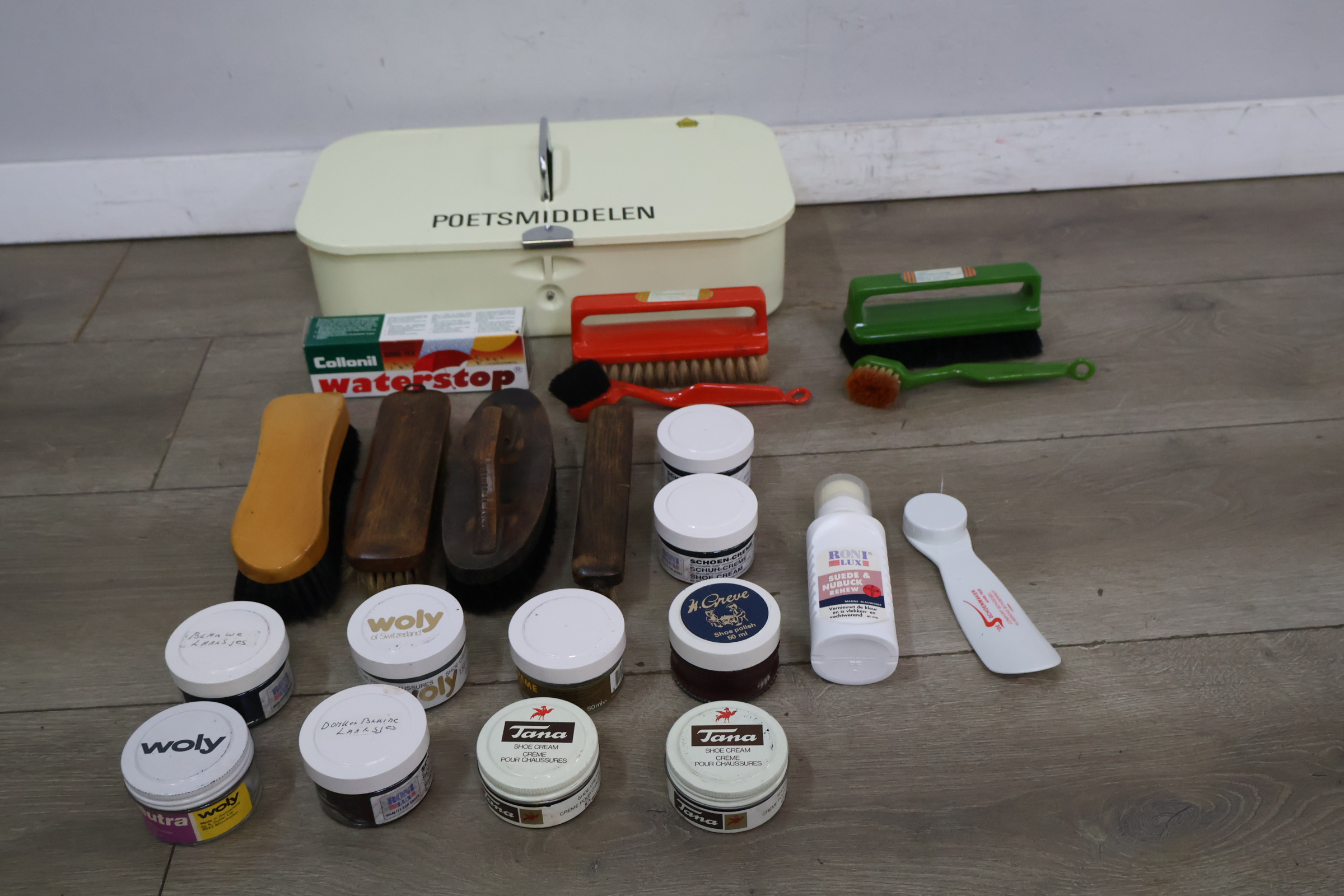 Schoenpoetsset met borstels en crèmes – foto 4 – kavel bij GSD Auctions, Zoeterwoude