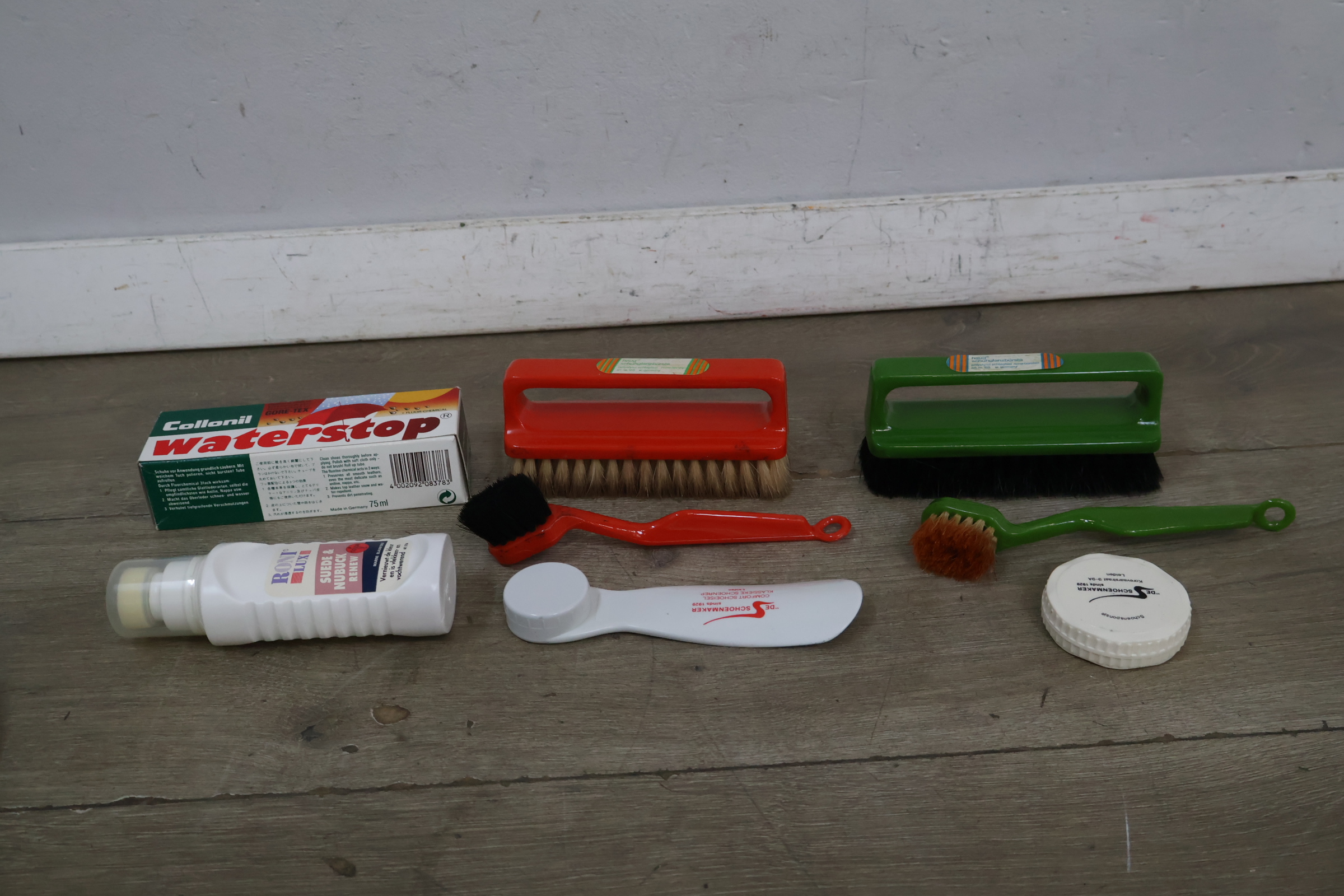 Schoenpoetsset met borstels en crèmes – foto 7 – kavel bij GSD Auctions, Zoeterwoude