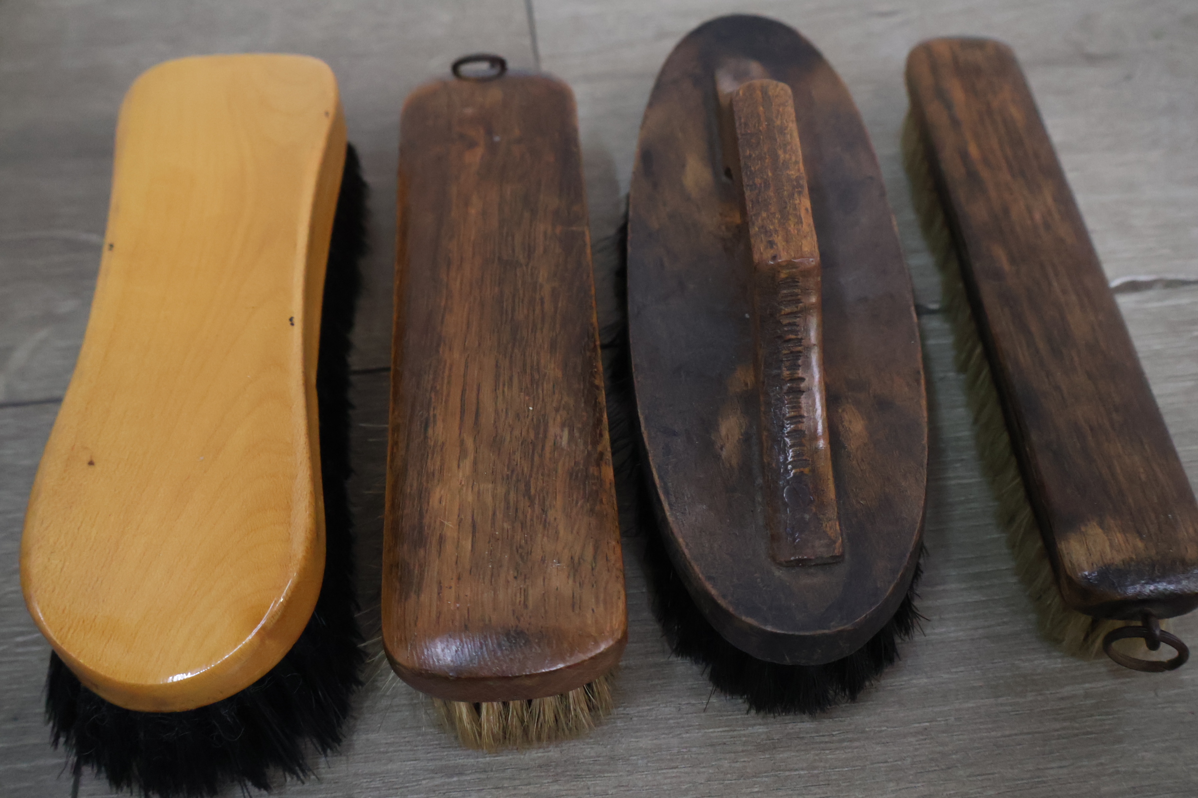 Schoenpoetsset met borstels en crèmes – foto 10 – kavel bij GSD Auctions, Zoeterwoude