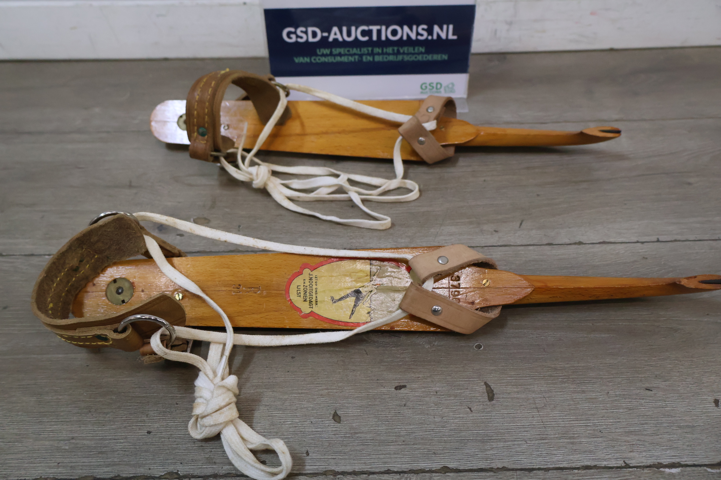 Houten schaatsen met leren riemen – foto 2 – kavel bij GSD Auctions, Zoeterwoude