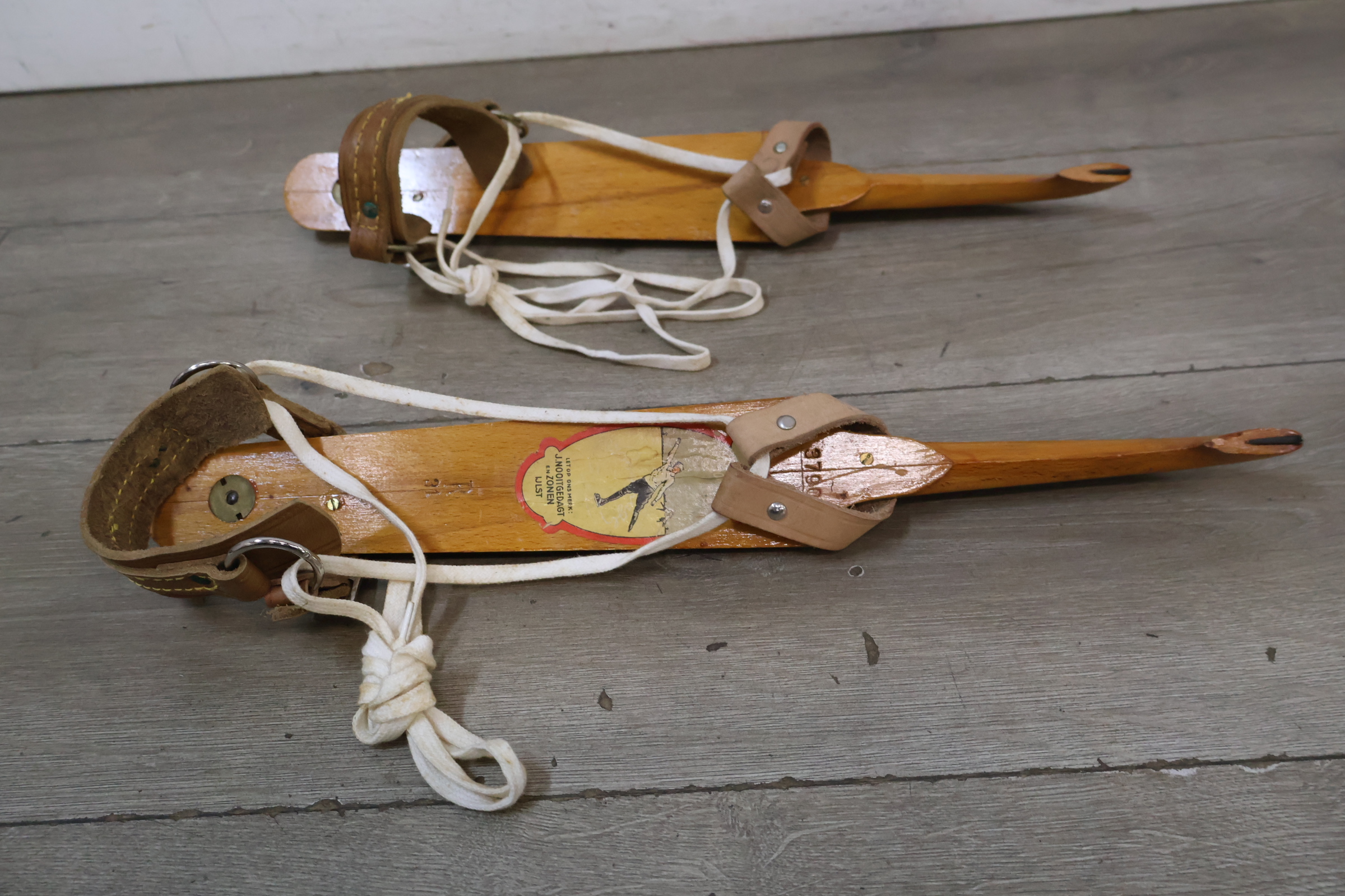 Houten schaatsen met leren riemen – foto 3 – kavel bij GSD Auctions, Zoeterwoude