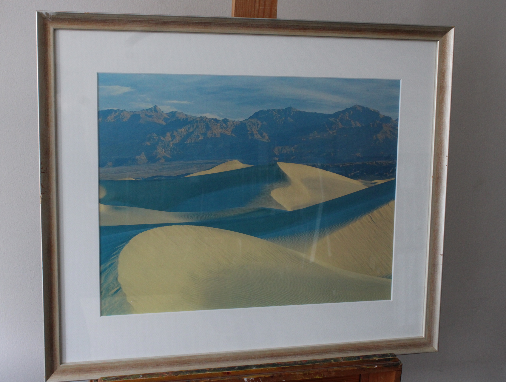 Ingelijste foto van zandduinen en bergen – kavel bij GSD Auctions, Zoeterwoude