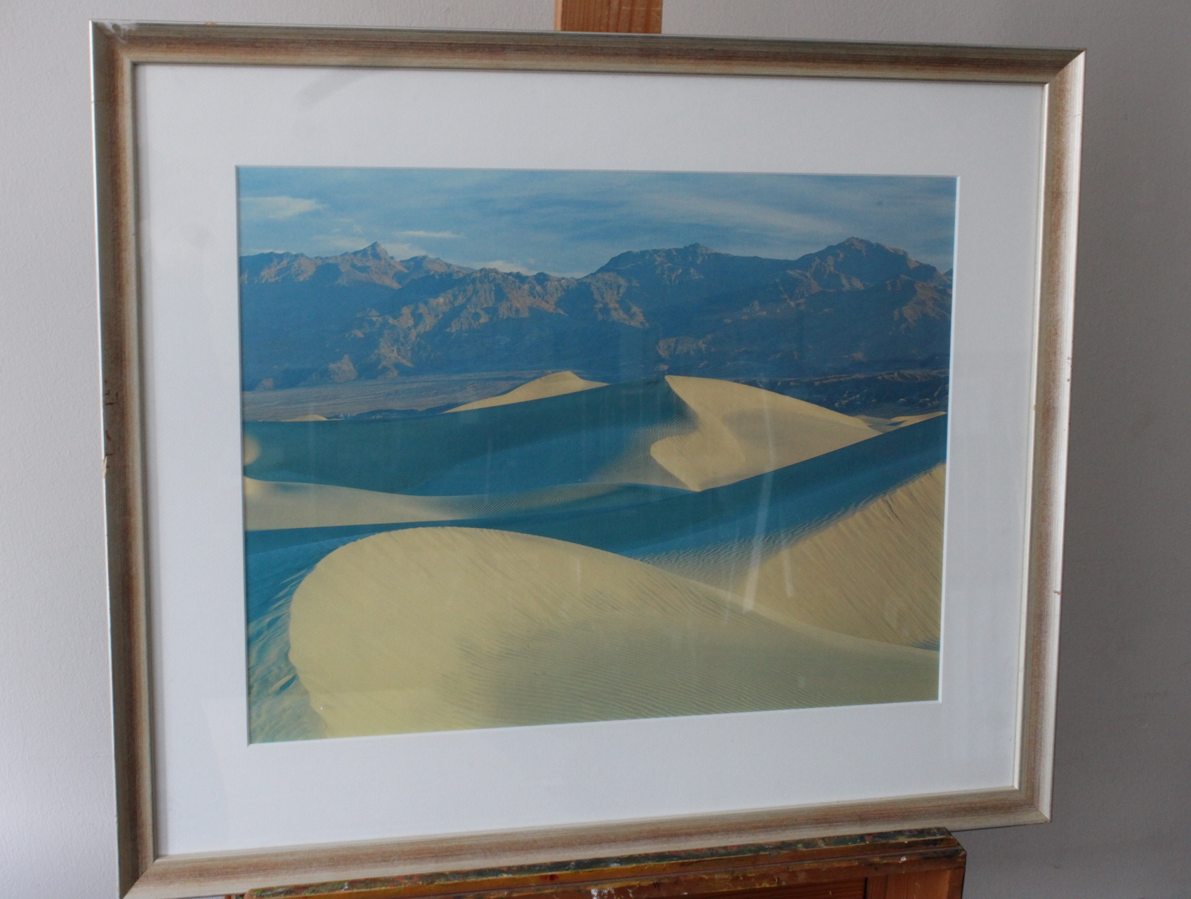 Ingelijste foto van zandduinen en bergen – foto 2 – kavel bij GSD Auctions, Zoeterwoude