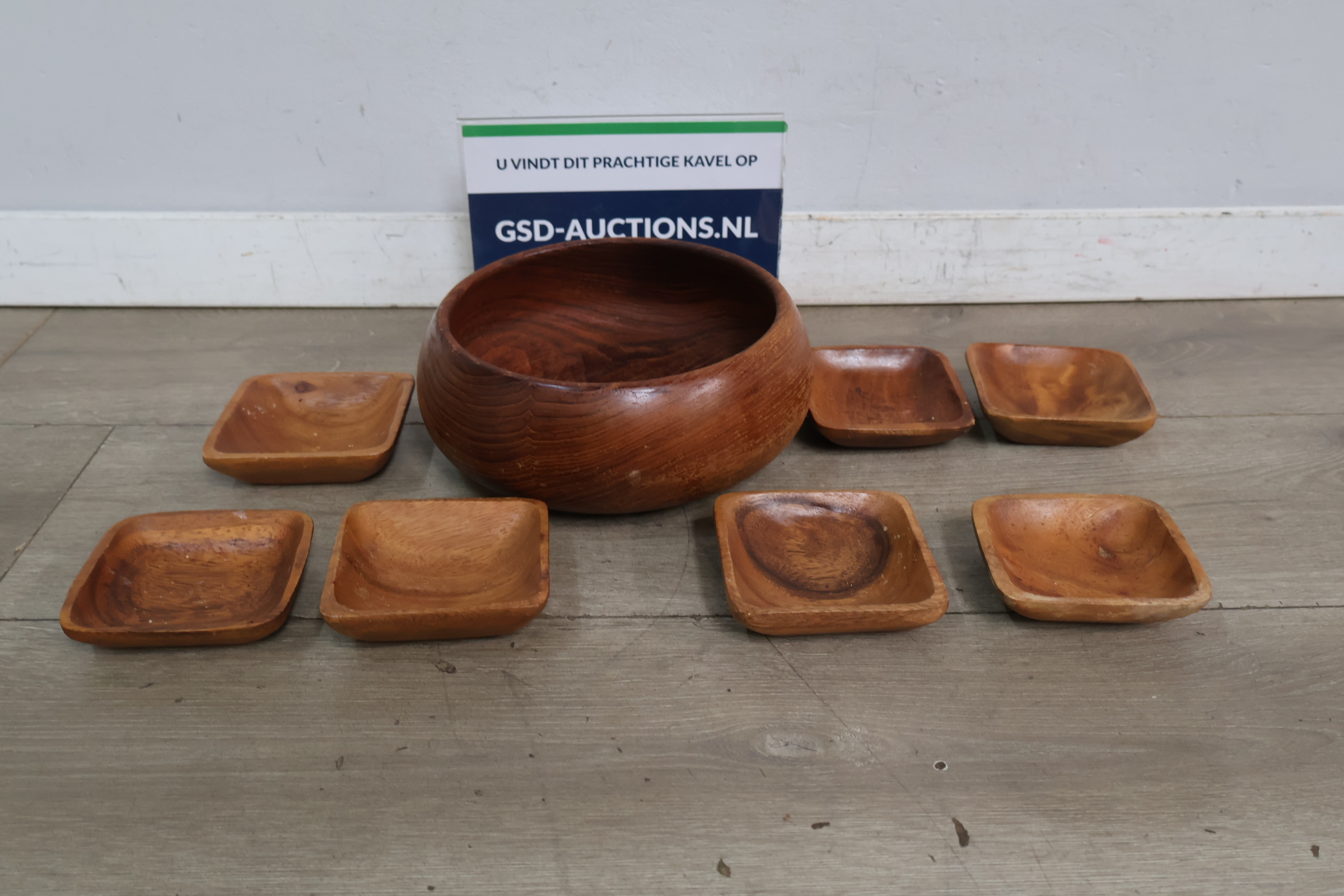 Houten serveerset met kom en schaaltjes – foto 2 – kavel bij GSD Auctions, Zoeterwoude