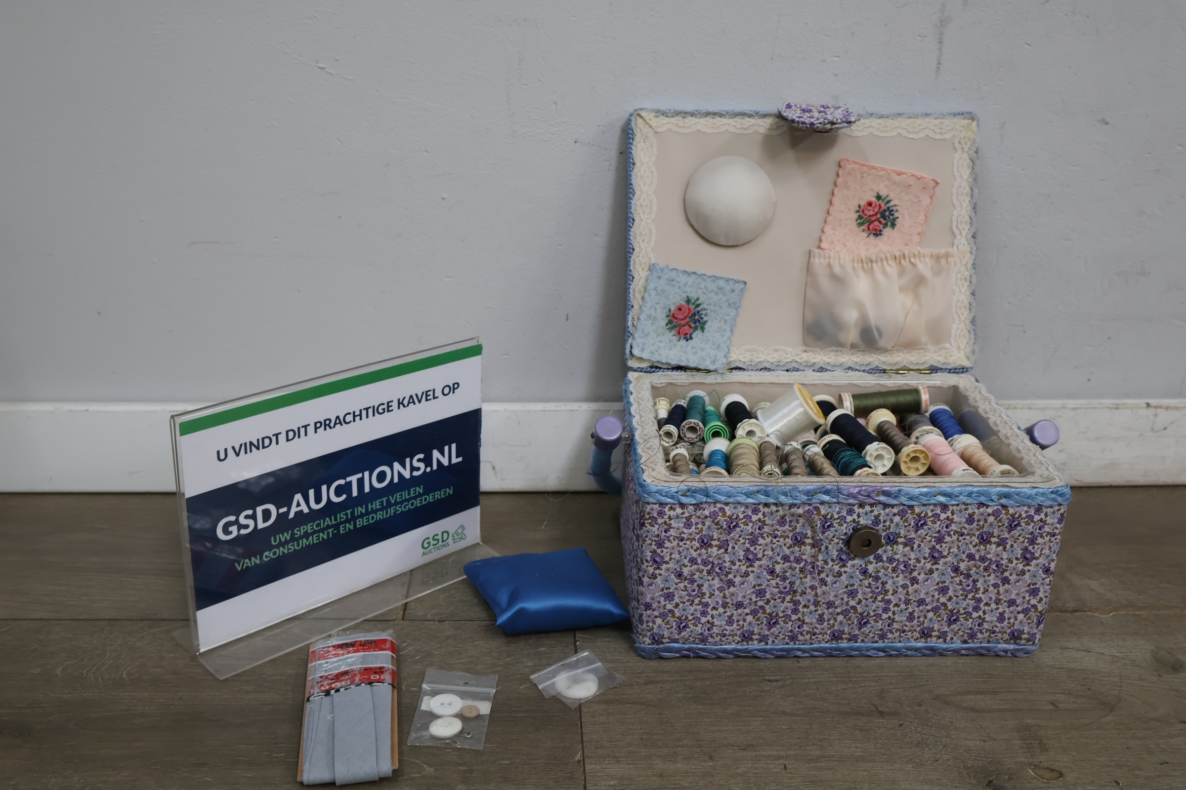 Vintage naaidoos met garens en accessoires – kavel bij GSD Auctions, Zoeterwoude
