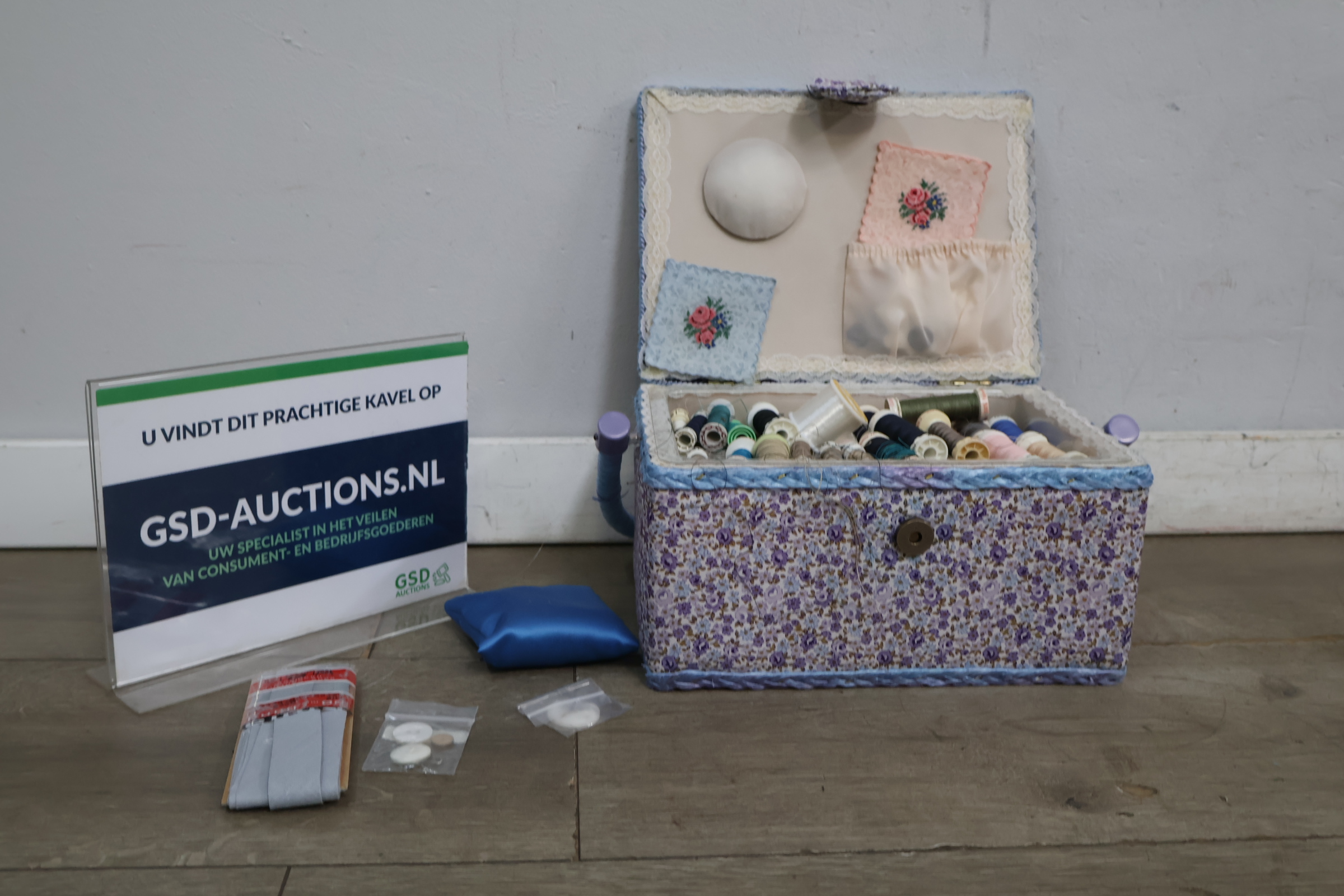Vintage naaidoos met garens en accessoires – foto 2 – kavel bij GSD Auctions, Zoeterwoude