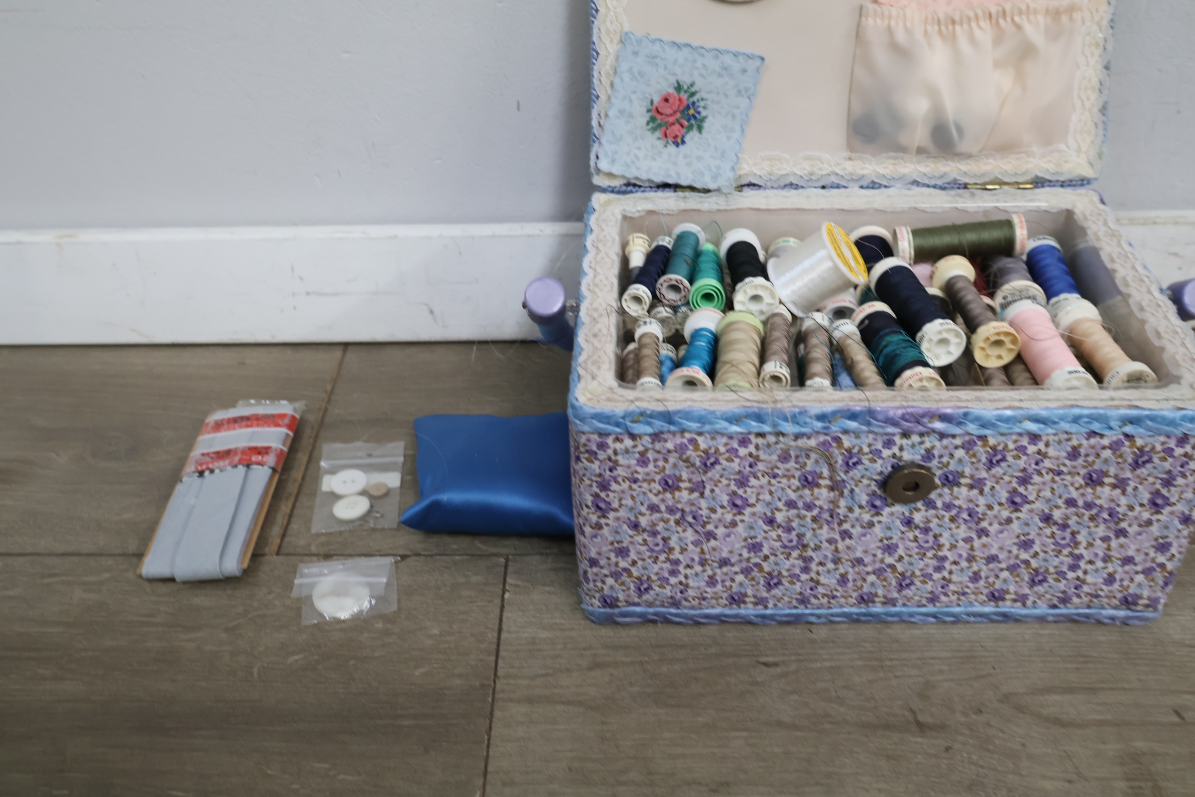 Vintage naaidoos met garens en accessoires – foto 3 – kavel bij GSD Auctions, Zoeterwoude