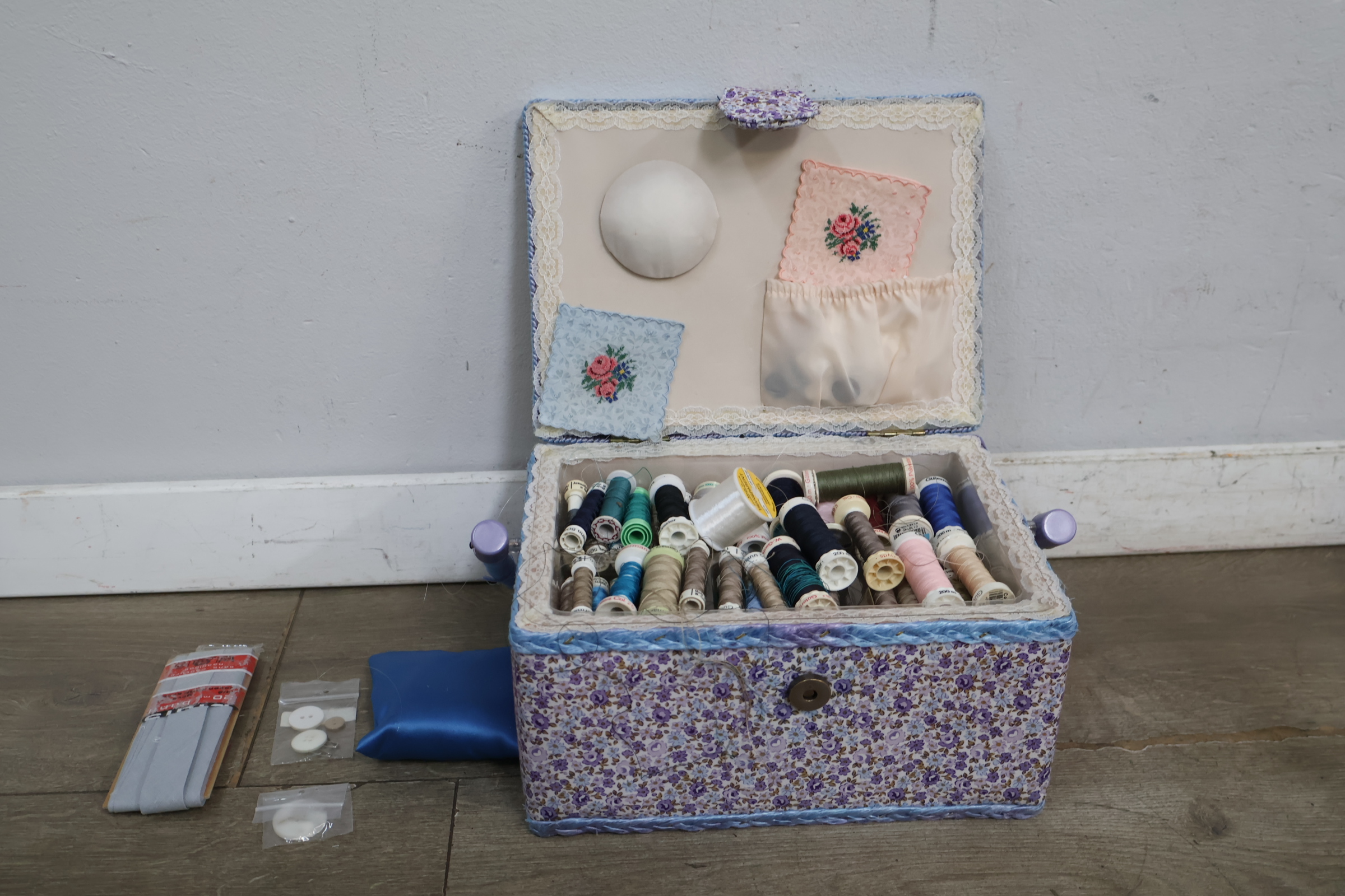 Vintage naaidoos met garens en accessoires – foto 4 – kavel bij GSD Auctions, Zoeterwoude