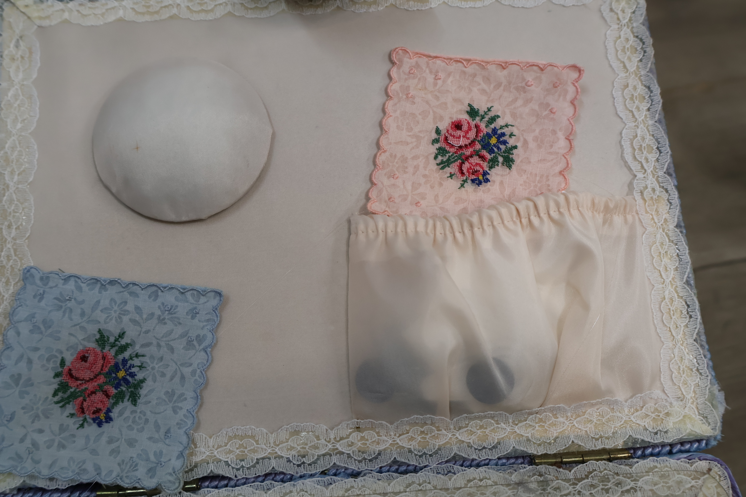 Vintage naaidoos met garens en accessoires – foto 5 – kavel bij GSD Auctions, Zoeterwoude