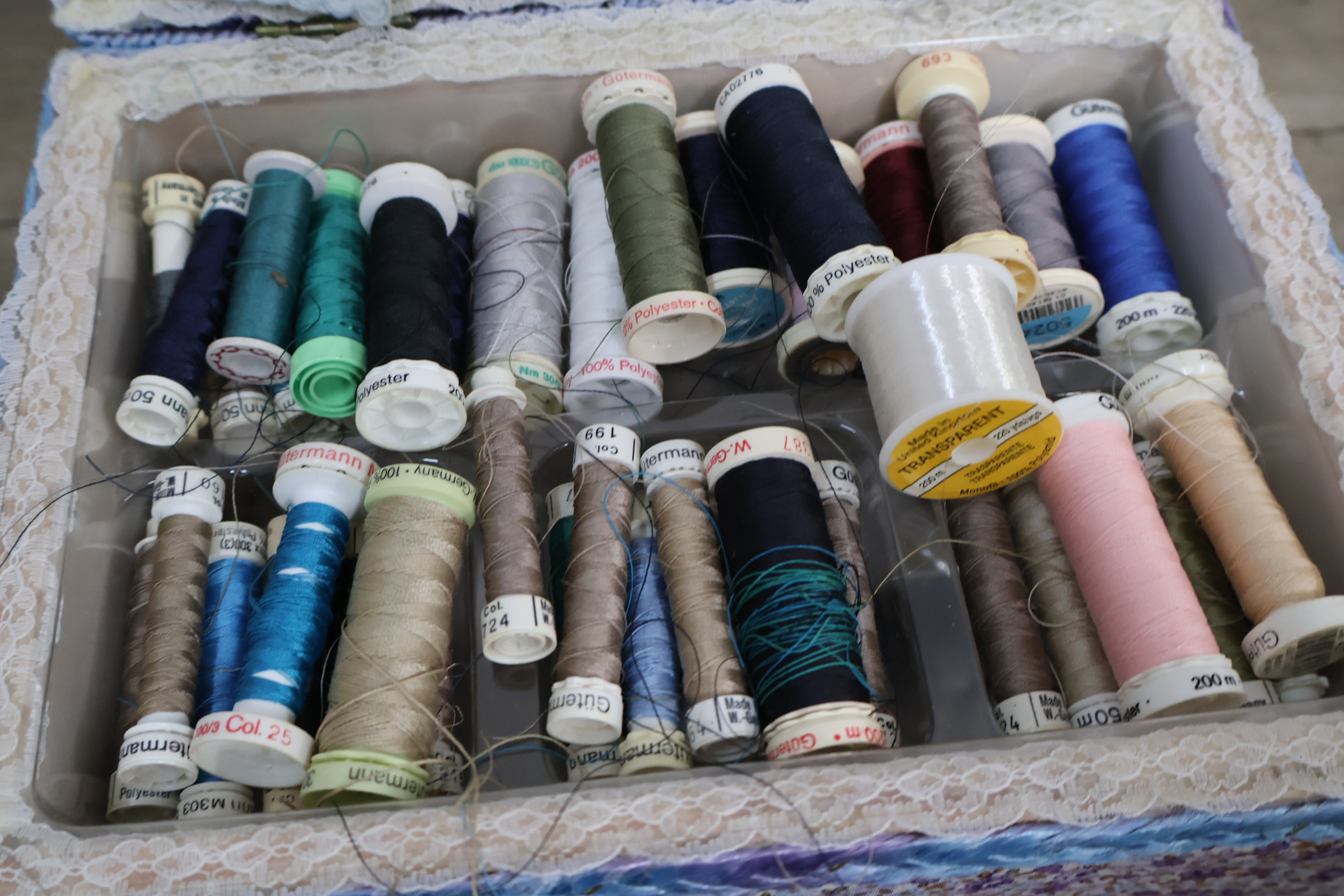 Vintage naaidoos met garens en accessoires – foto 6 – kavel bij GSD Auctions, Zoeterwoude