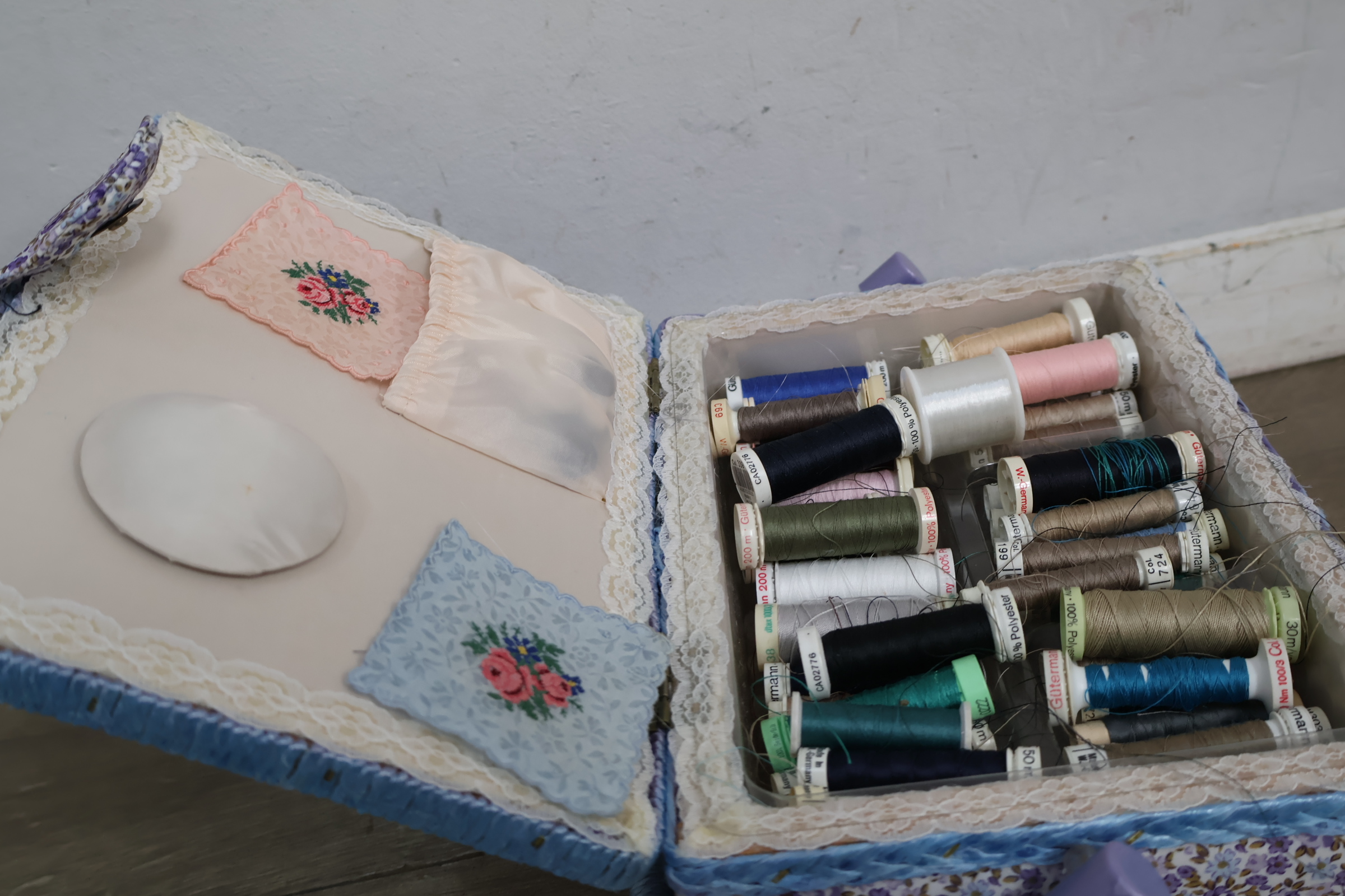 Vintage naaidoos met garens en accessoires – foto 7 – kavel bij GSD Auctions, Zoeterwoude