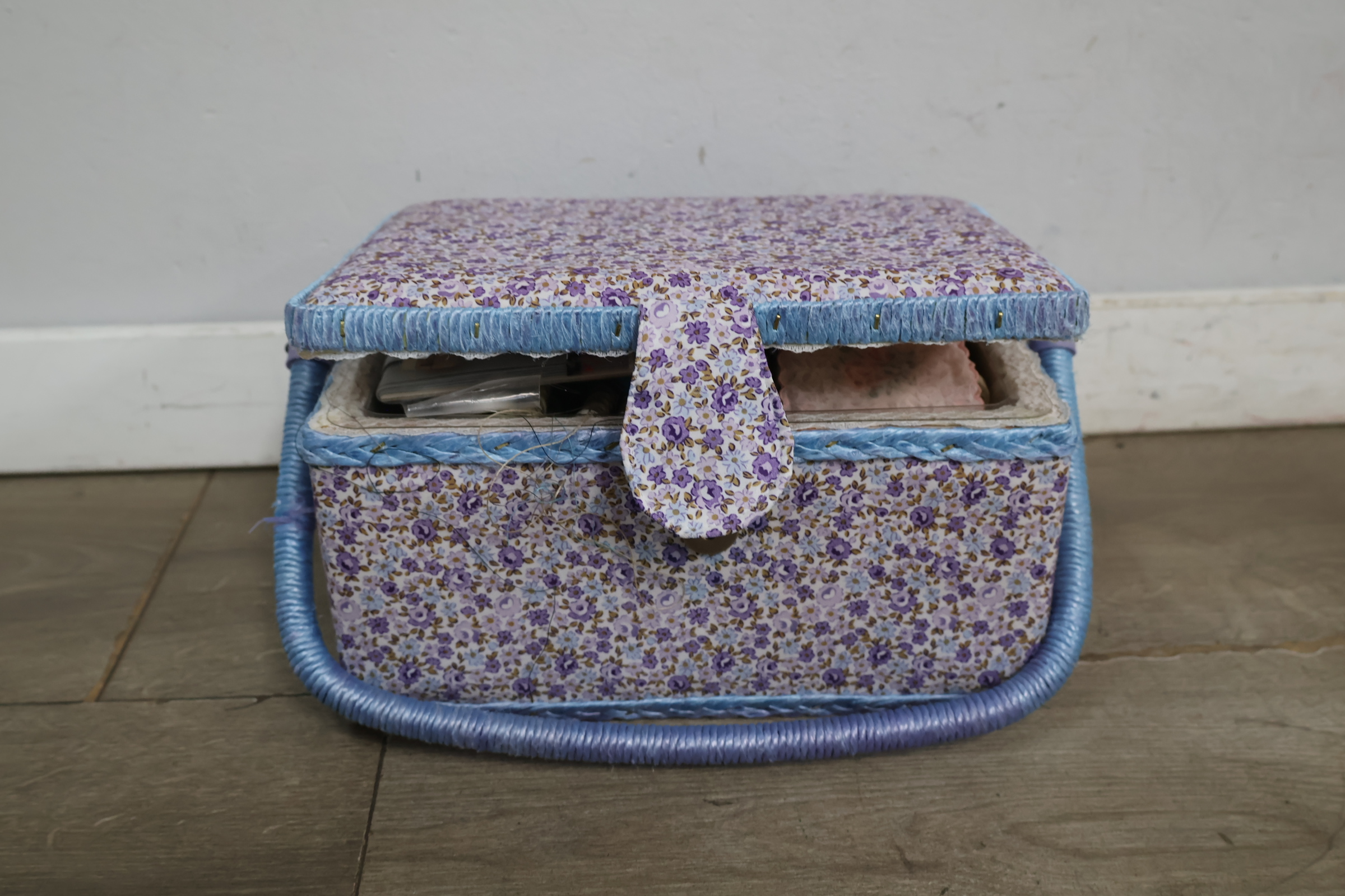 Vintage naaidoos met garens en accessoires – foto 9 – kavel bij GSD Auctions, Zoeterwoude