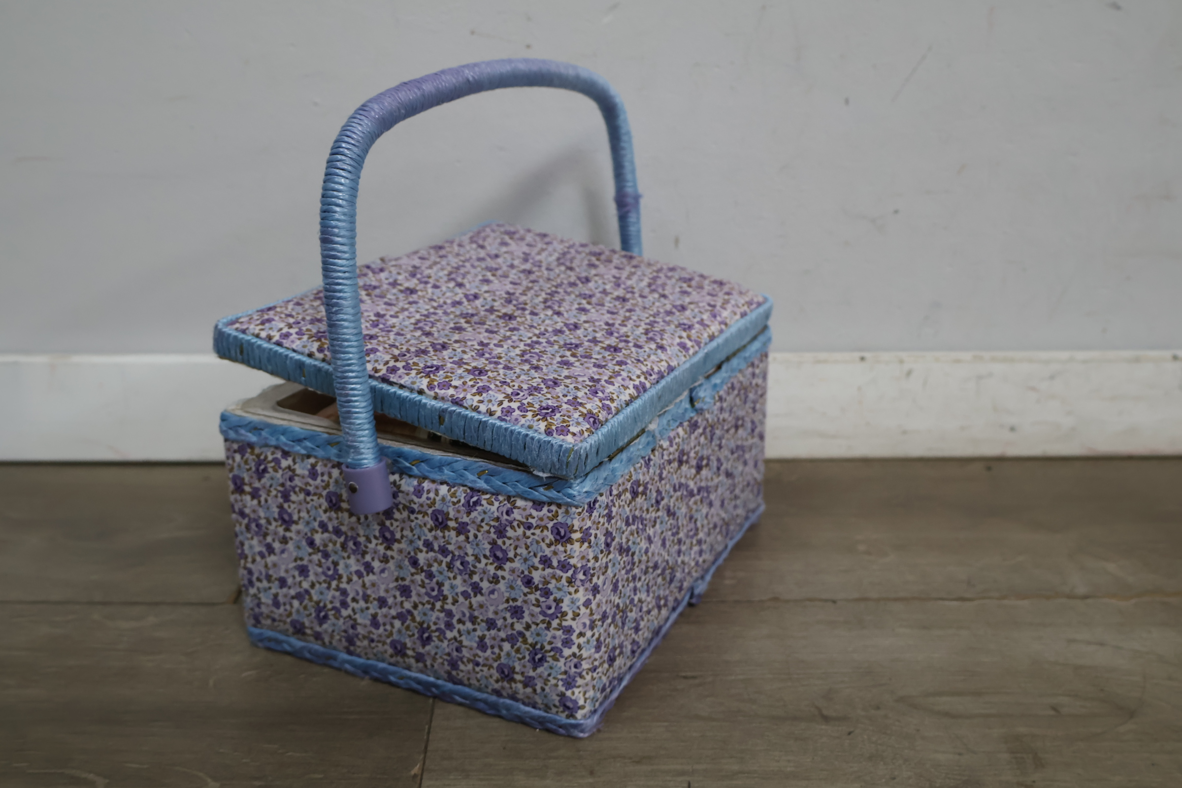 Vintage naaidoos met garens en accessoires – foto 10 – kavel bij GSD Auctions, Zoeterwoude