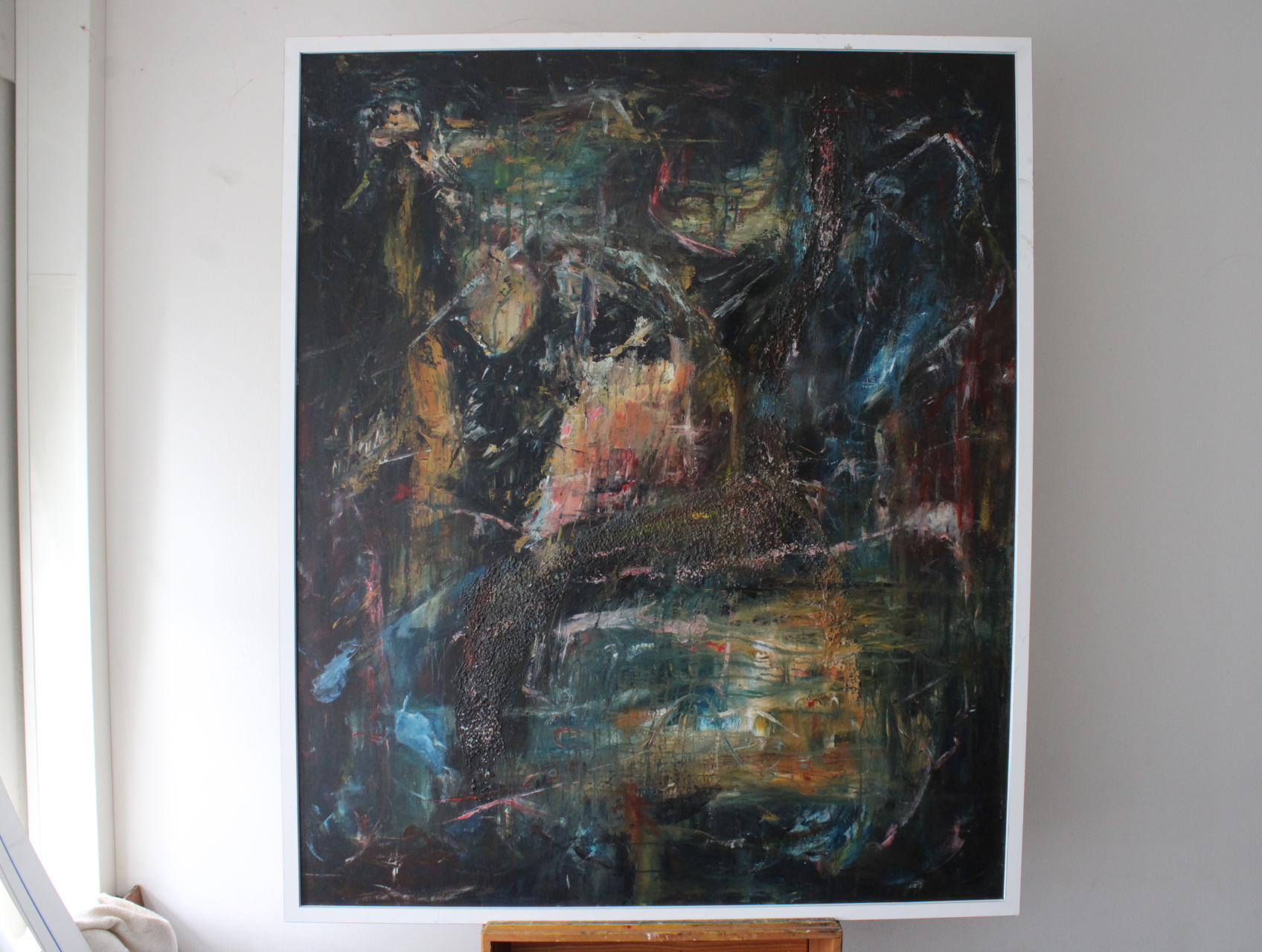 Abstract schilderij in witte lijst – kavel bij GSD Auctions, Zoeterwoude