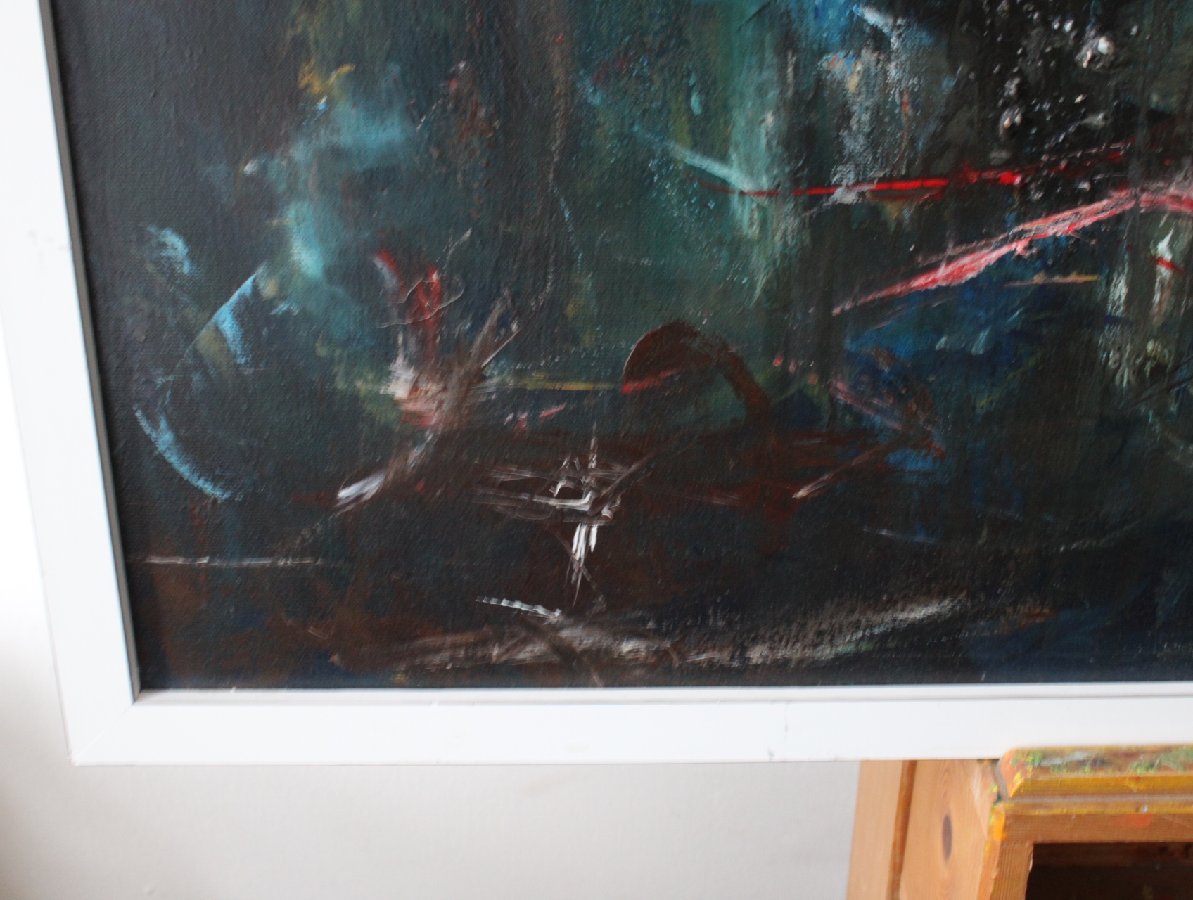 Abstract schilderij in witte lijst – foto 9 – kavel bij GSD Auctions, Zoeterwoude