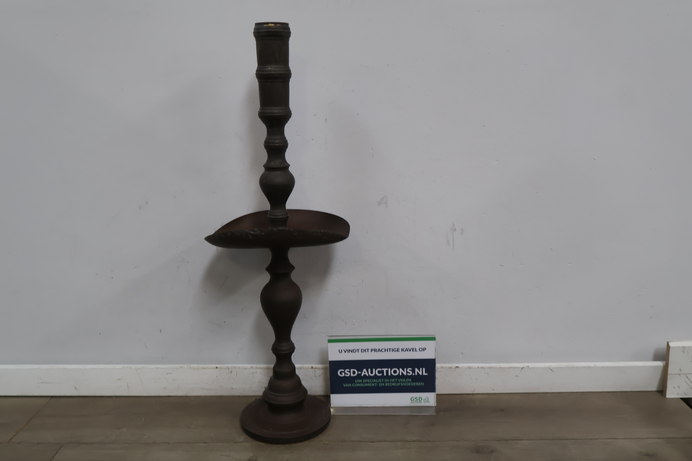 Grote houten kandelaar – foto 2 – kavel bij GSD Auctions, Zoeterwoude
