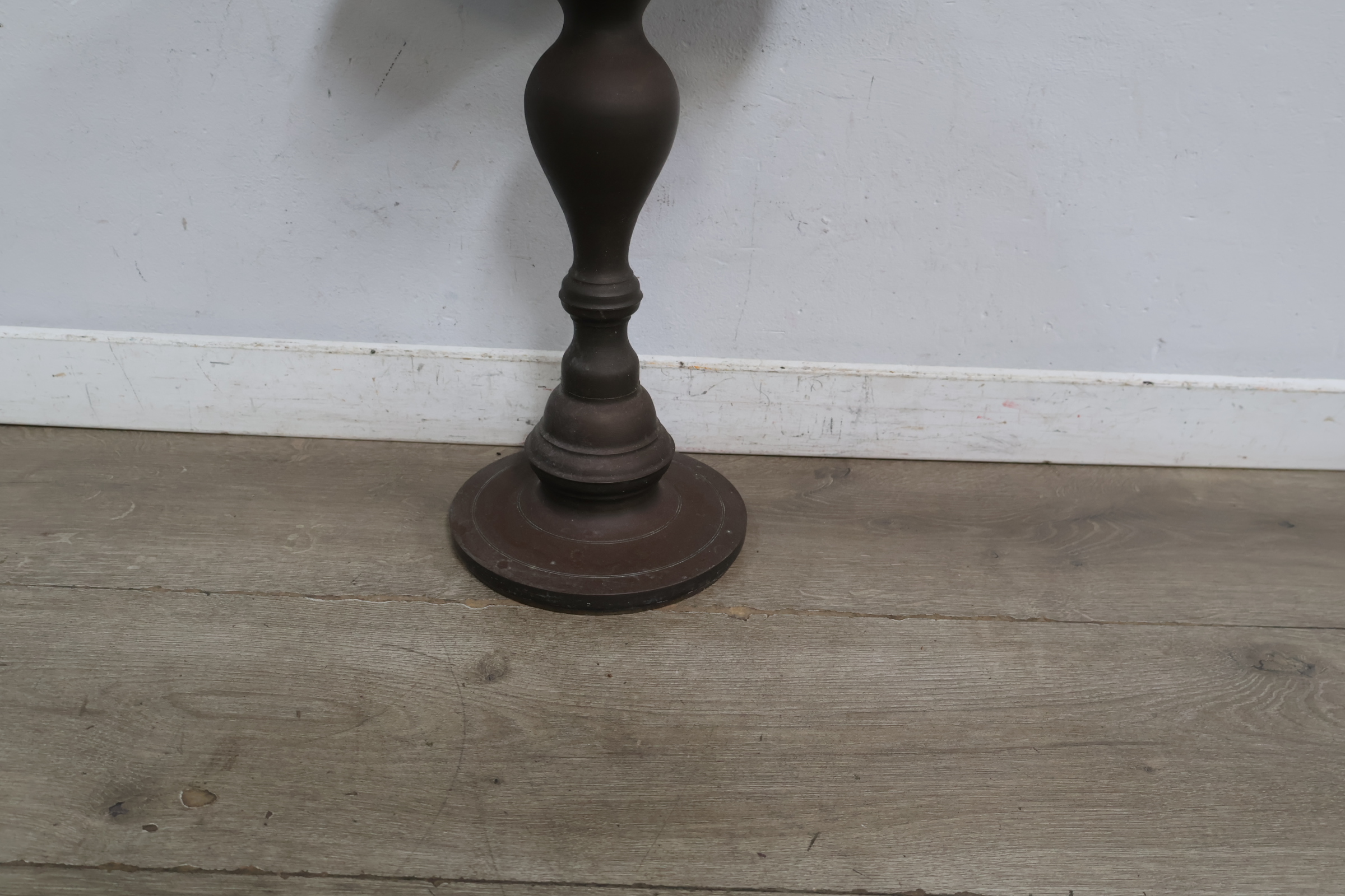 Grote houten kandelaar – foto 4 – kavel bij GSD Auctions, Zoeterwoude