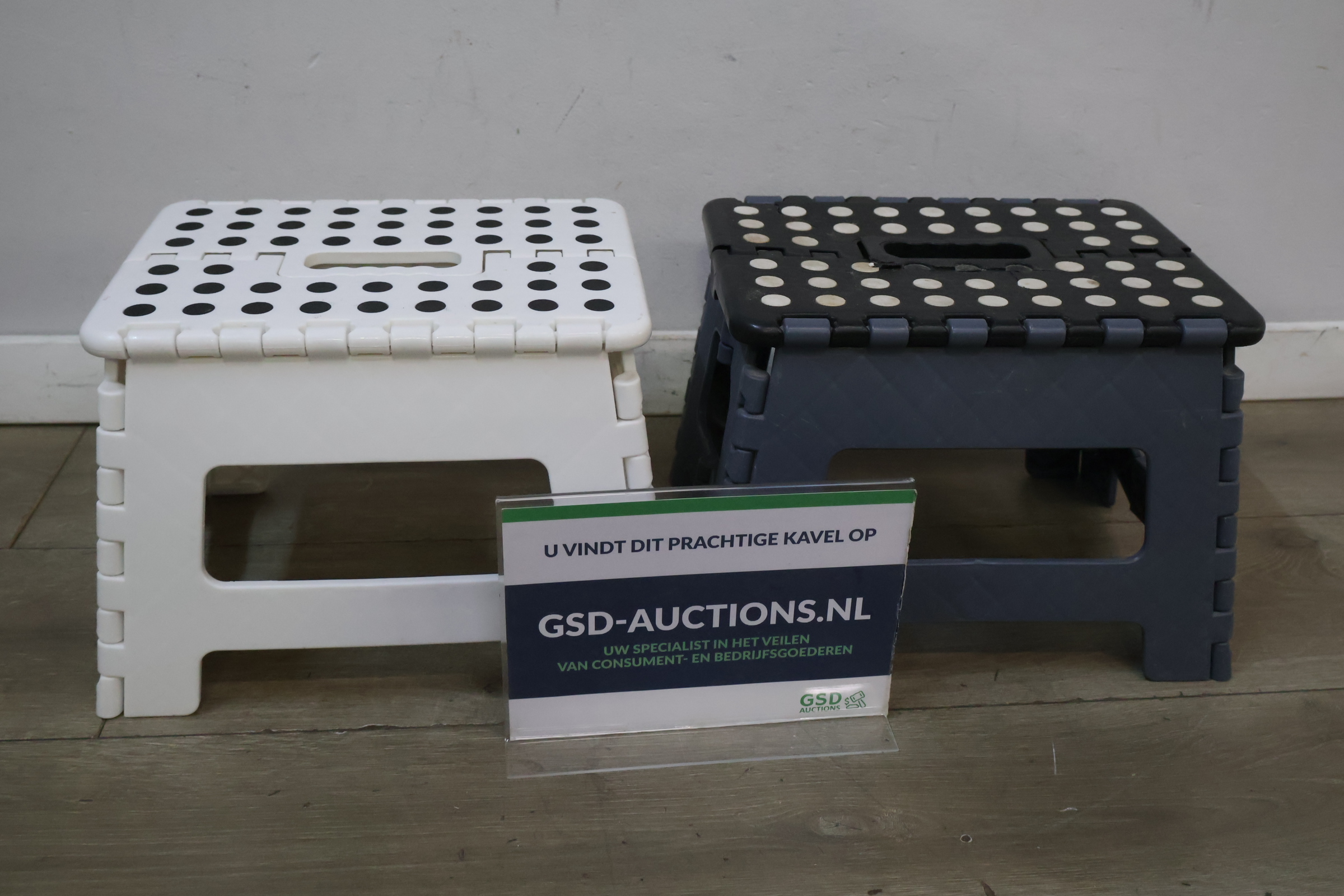 Set van 2 opvouwbare kunststof krukjes – foto 2 – kavel bij GSD Auctions, Zoeterwoude