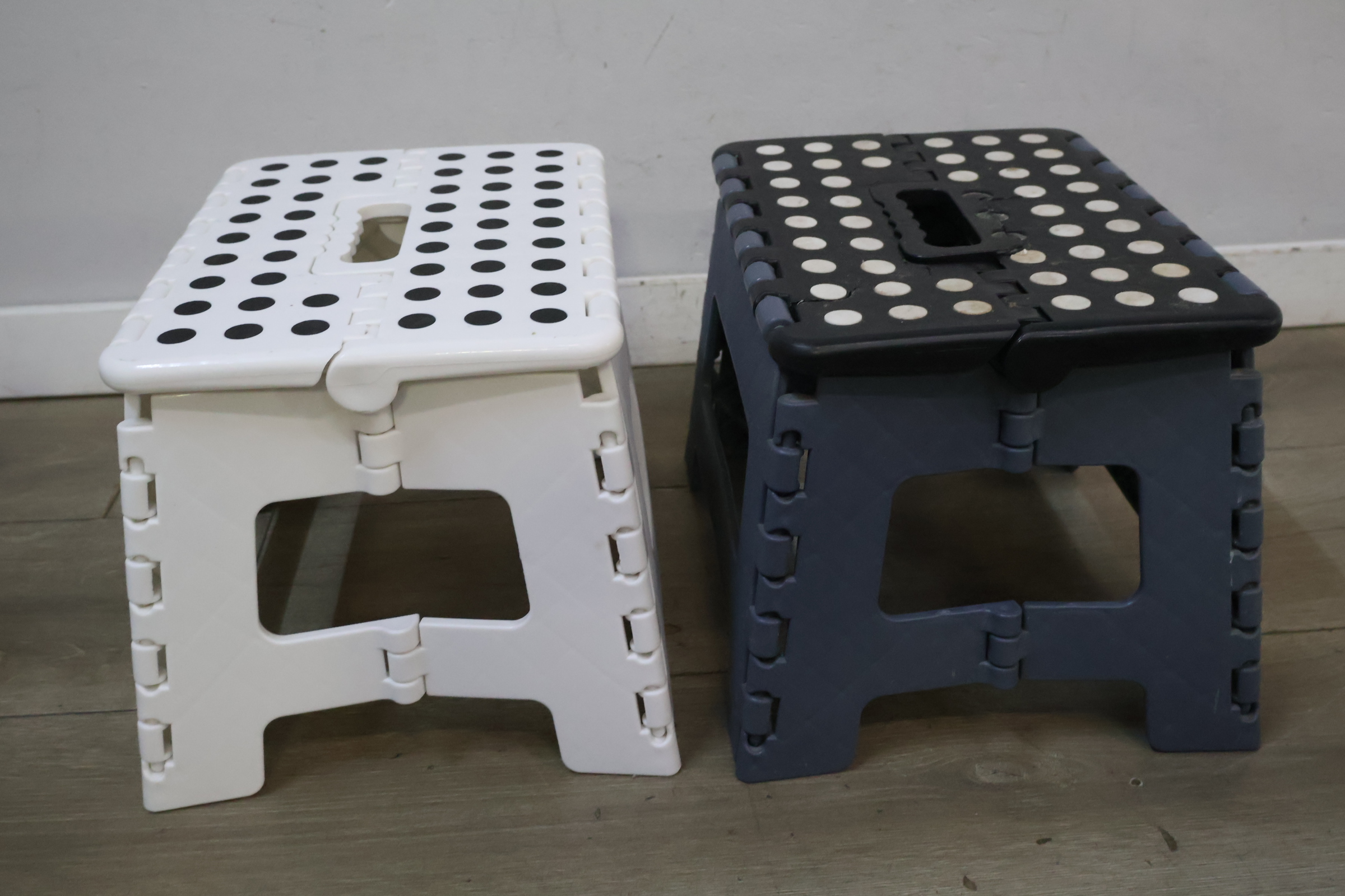 Set van 2 opvouwbare kunststof krukjes – foto 5 – kavel bij GSD Auctions, Zoeterwoude