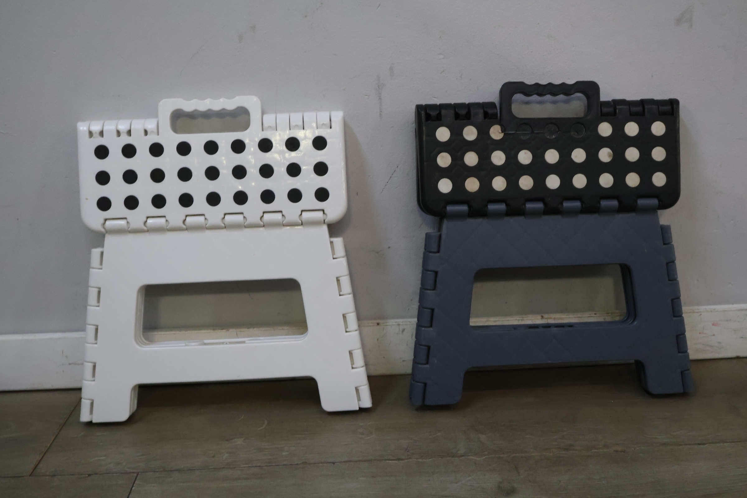 Set van 2 opvouwbare kunststof krukjes – foto 6 – kavel bij GSD Auctions, Zoeterwoude