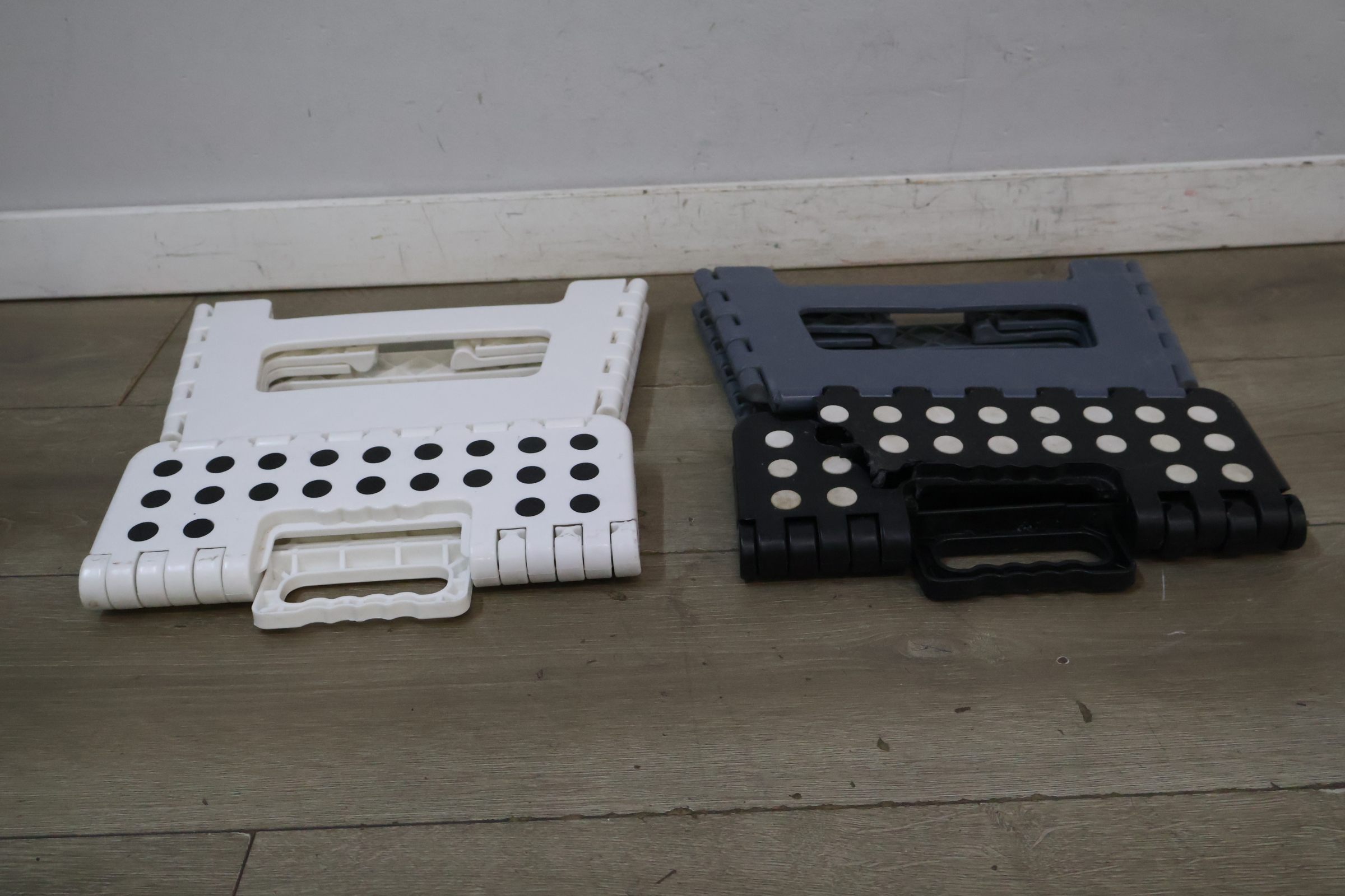 Set van 2 opvouwbare kunststof krukjes – foto 7 – kavel bij GSD Auctions, Zoeterwoude