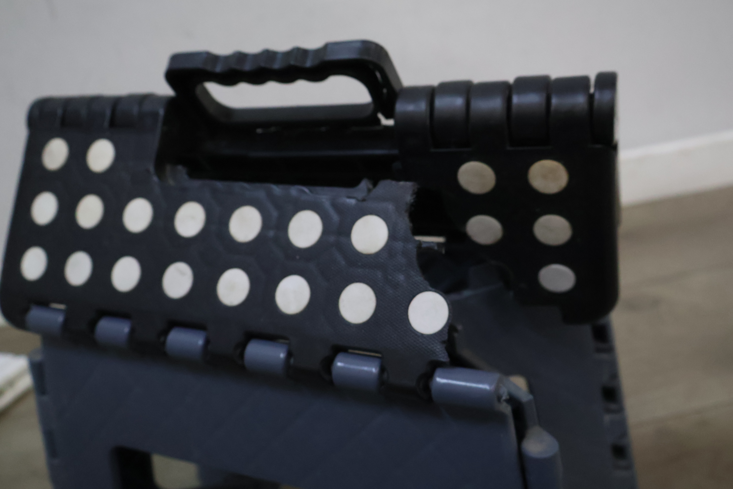 Set van 2 opvouwbare kunststof krukjes – foto 8 – kavel bij GSD Auctions, Zoeterwoude