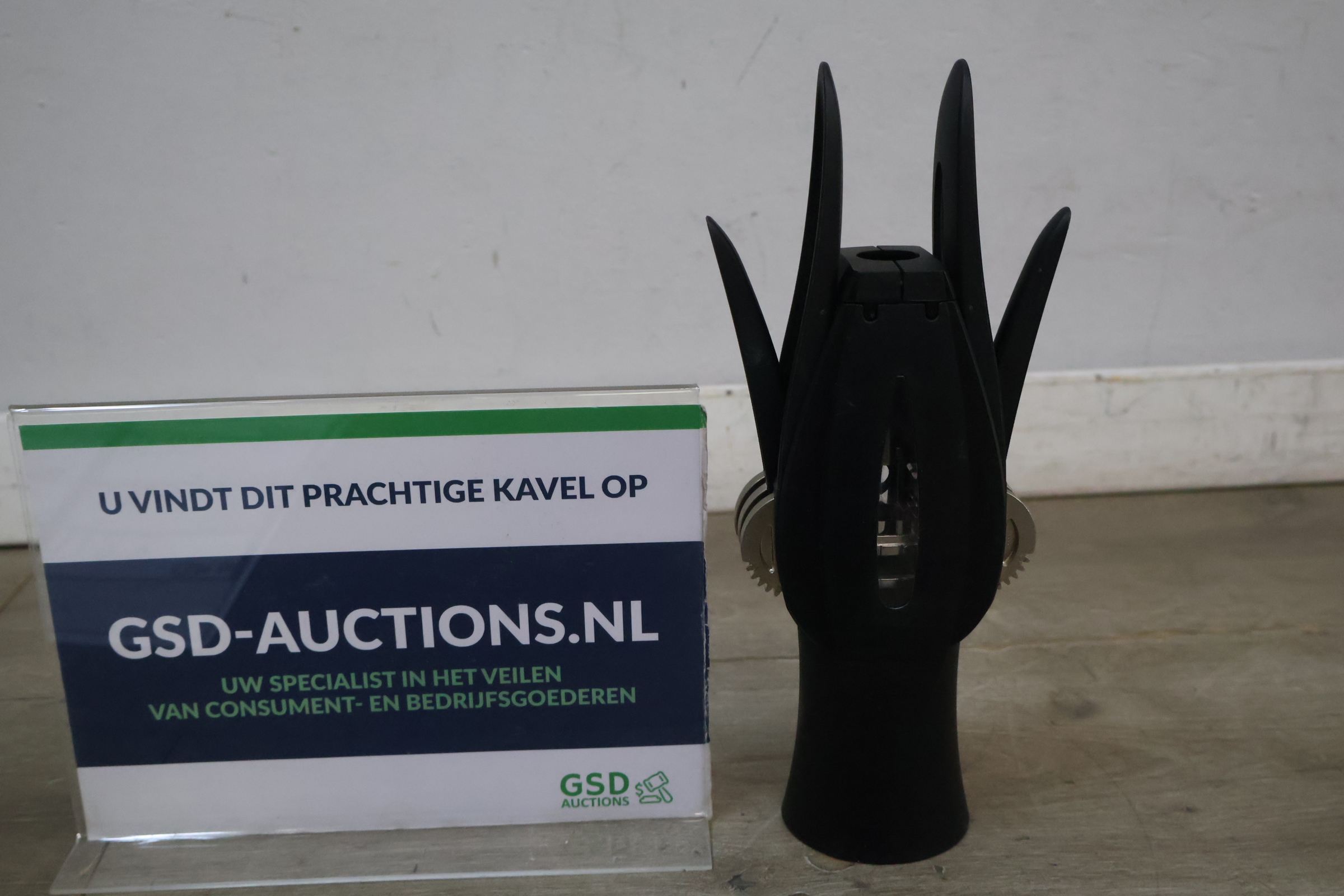 Zwarte keukenonderdeel met mesjes – foto 2 – kavel bij GSD Auctions, Zoeterwoude