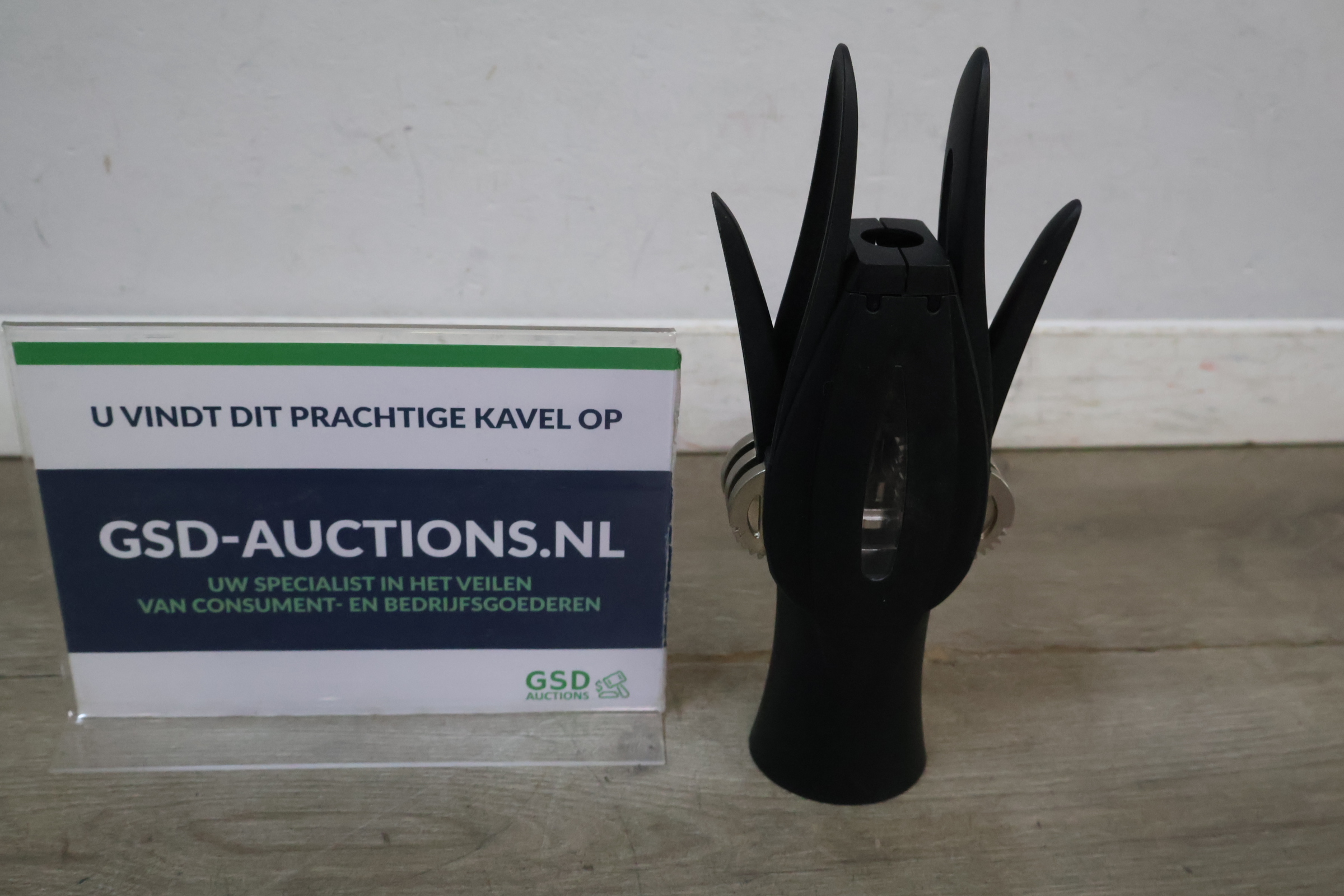 Zwarte keukenonderdeel met mesjes – foto 3 – kavel bij GSD Auctions, Zoeterwoude