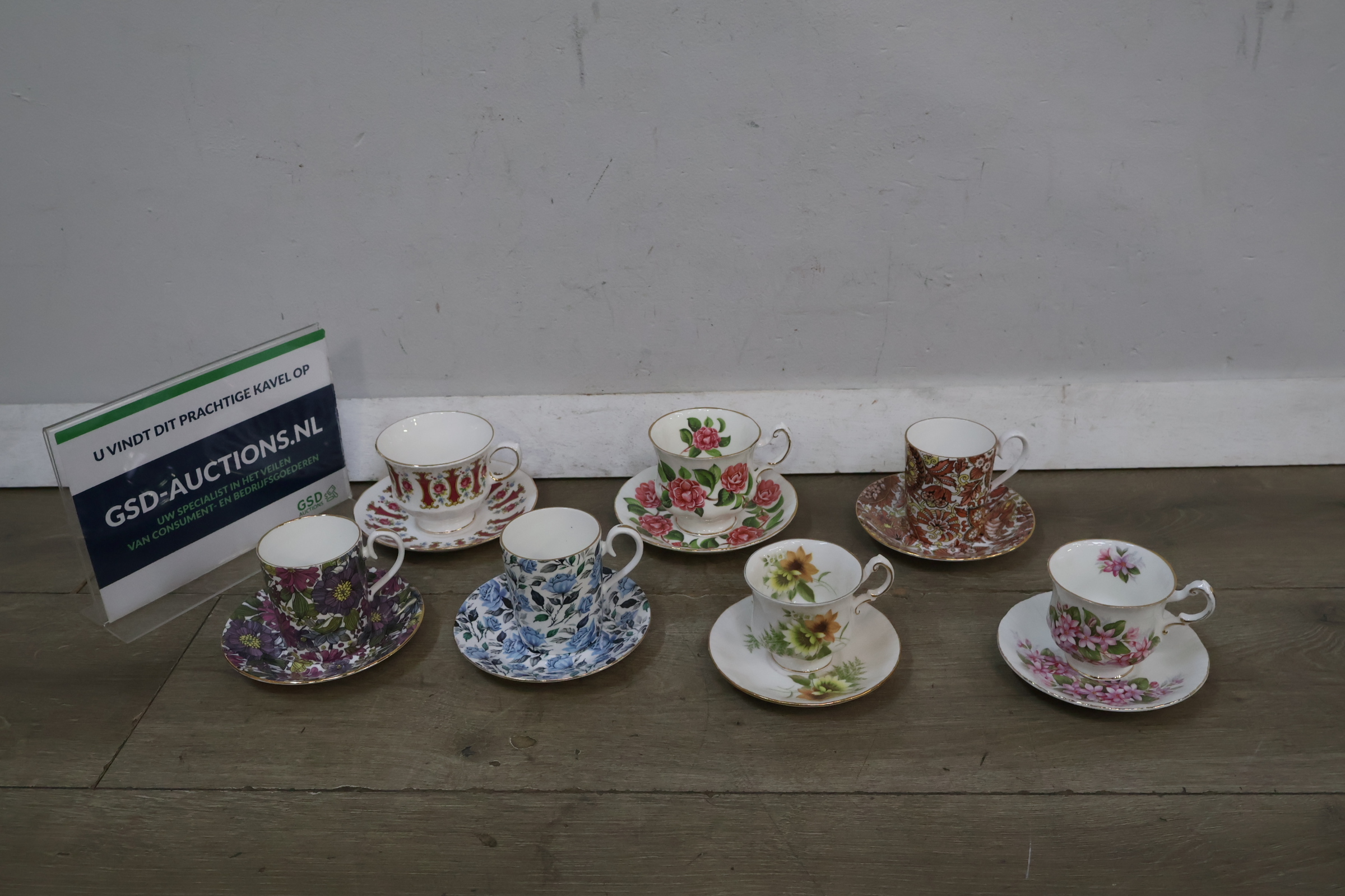 Set van 7 porseleinen kop en schotels met bloemmotieven – foto 2 – kavel bij GSD Auctions, Zoeterwoude