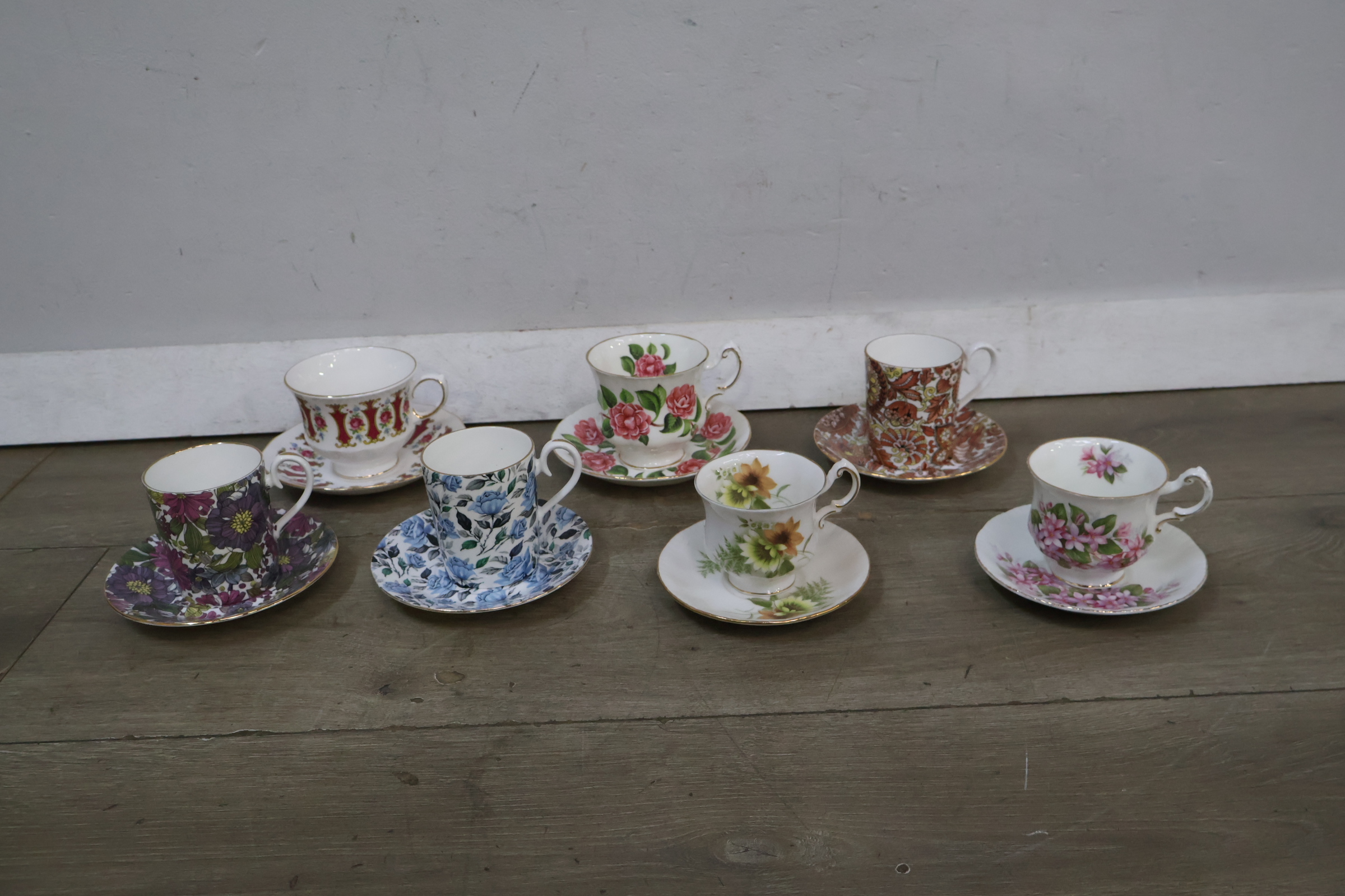 Set van 7 porseleinen kop en schotels met bloemmotieven – foto 3 – kavel bij GSD Auctions, Zoeterwoude