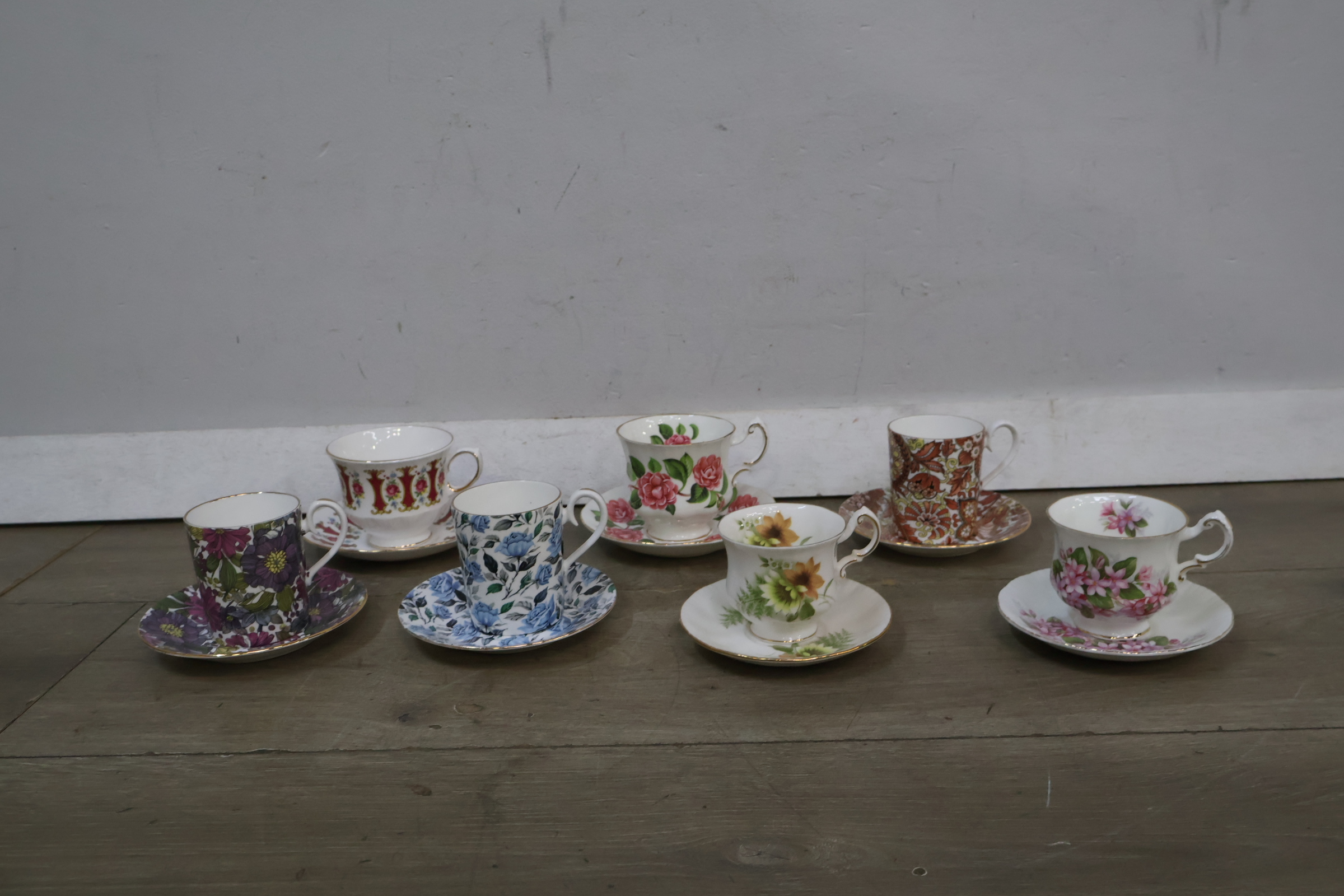 Set van 7 porseleinen kop en schotels met bloemmotieven – foto 4 – kavel bij GSD Auctions, Zoeterwoude