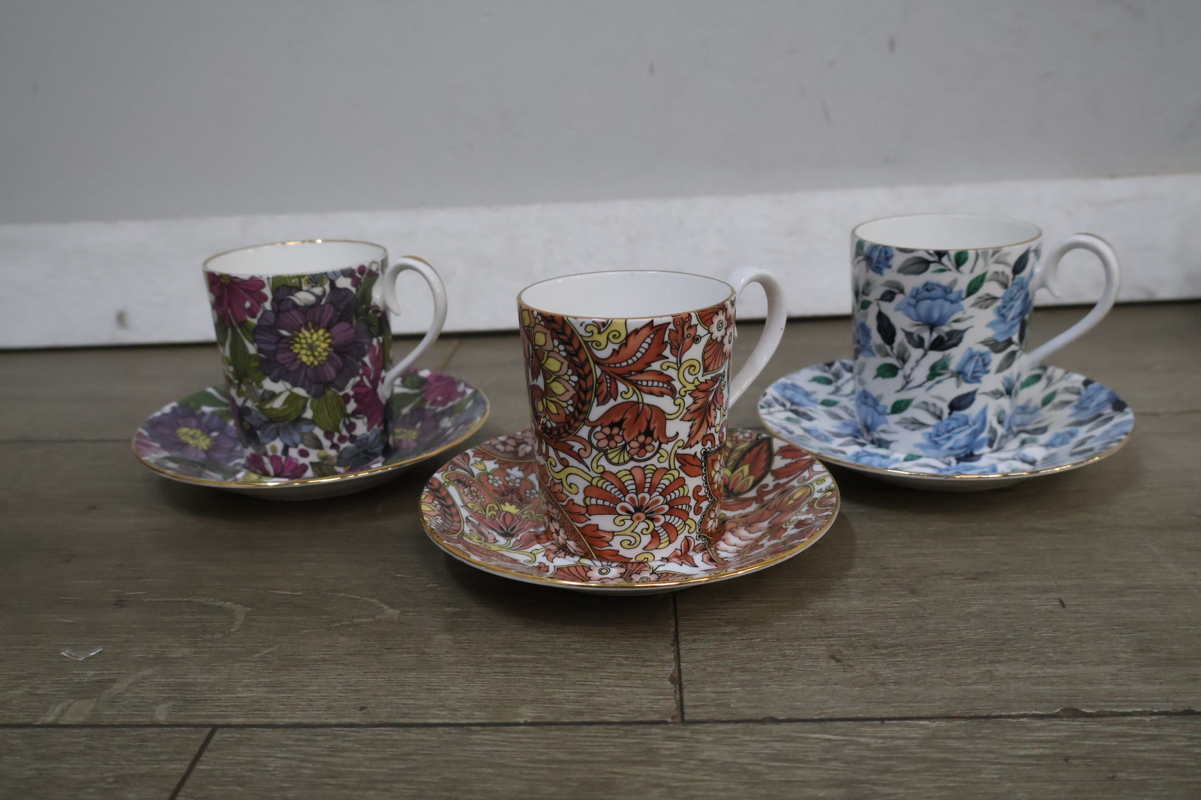 Set van 7 porseleinen kop en schotels met bloemmotieven – foto 5 – kavel bij GSD Auctions, Zoeterwoude
