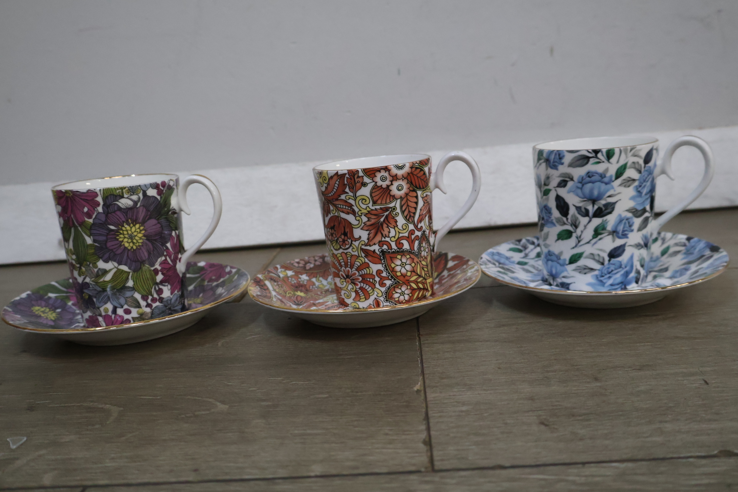 Set van 7 porseleinen kop en schotels met bloemmotieven – foto 6 – kavel bij GSD Auctions, Zoeterwoude